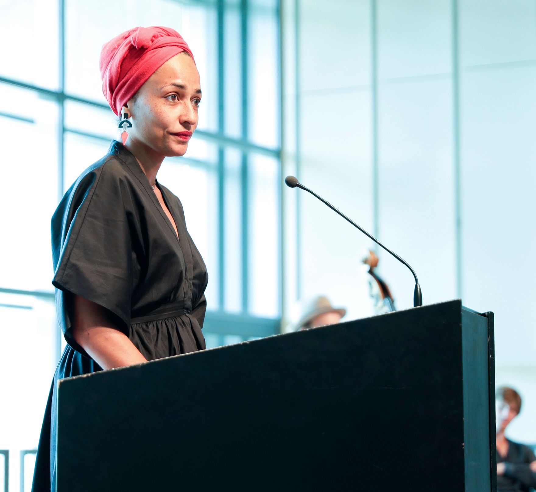 Am 27. Juli 2018 setzte Bundesminister Gernot Bl&uuml;mel seine Reise nach Salzburg anl&auml;sslich der Er&ouml;ffnung der Salzburger Festspiele fort. Im Bild bei der Verleihung des &Ouml;sterreichischen Staatspreises f&uuml;r europ&auml;ische Literatur an die Schriftstellerin Zadie Smith (im Bild).