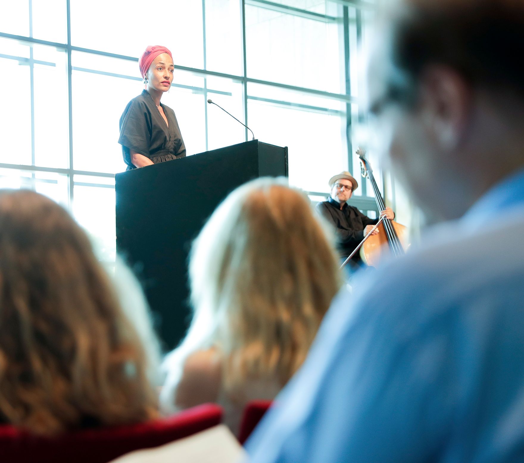 Am 27. Juli 2018 setzte Bundesminister Gernot Bl&uuml;mel seine Reise nach Salzburg anl&auml;sslich der Er&ouml;ffnung der Salzburger Festspiele fort. Im Bild bei der Verleihung des &Ouml;sterreichischen Staatspreises f&uuml;r europ&auml;ische Literatur an die Schriftstellerin Zadie Smith (im Bild).