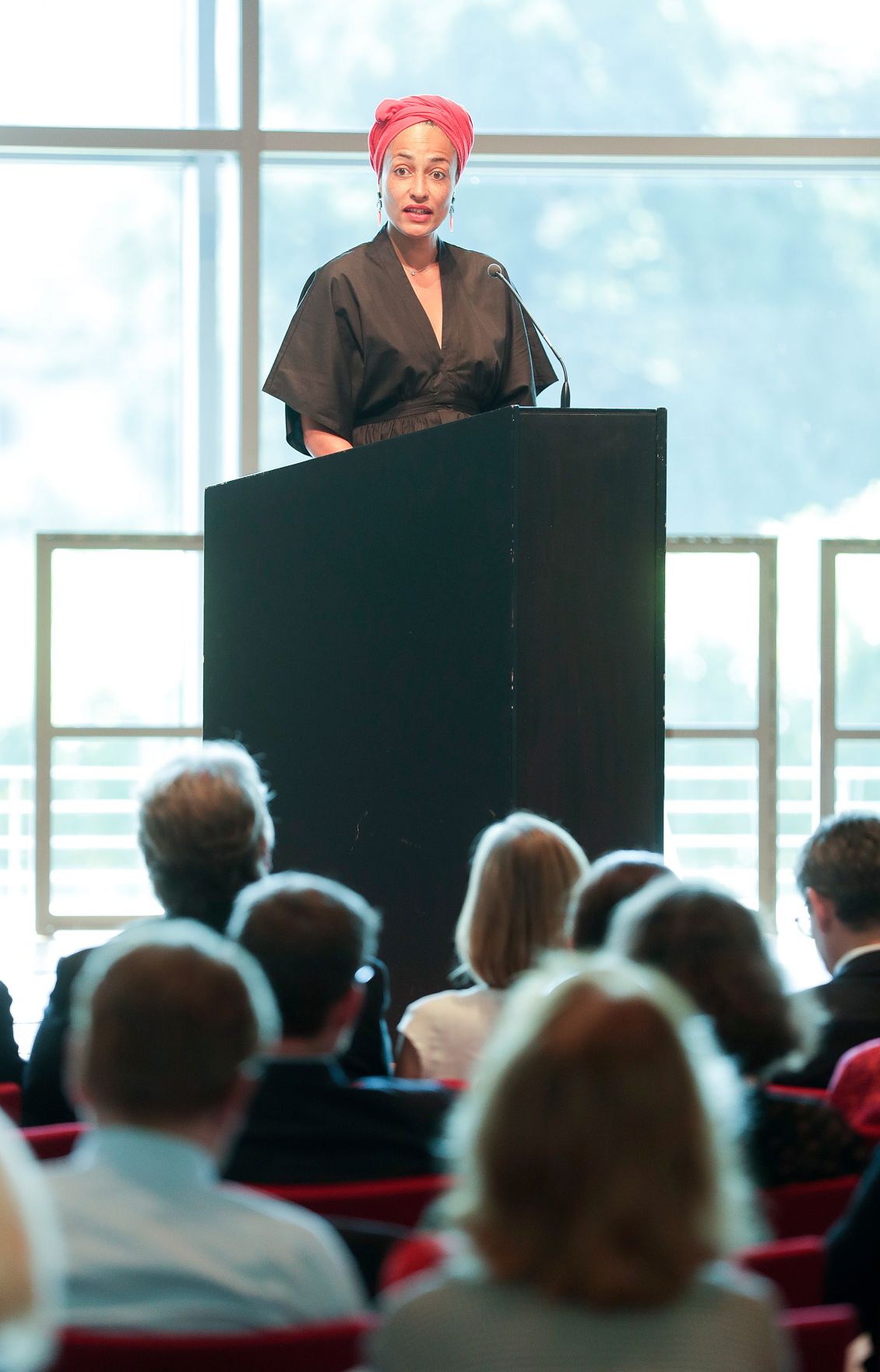 Am 27. Juli 2018 setzte Bundesminister Gernot Bl&uuml;mel seine Reise nach Salzburg anl&auml;sslich der Er&ouml;ffnung der Salzburger Festspiele fort. Im Bild bei der Verleihung des &Ouml;sterreichischen Staatspreises f&uuml;r europ&auml;ische Literatur an die Schriftstellerin Zadie Smith (im Bild).