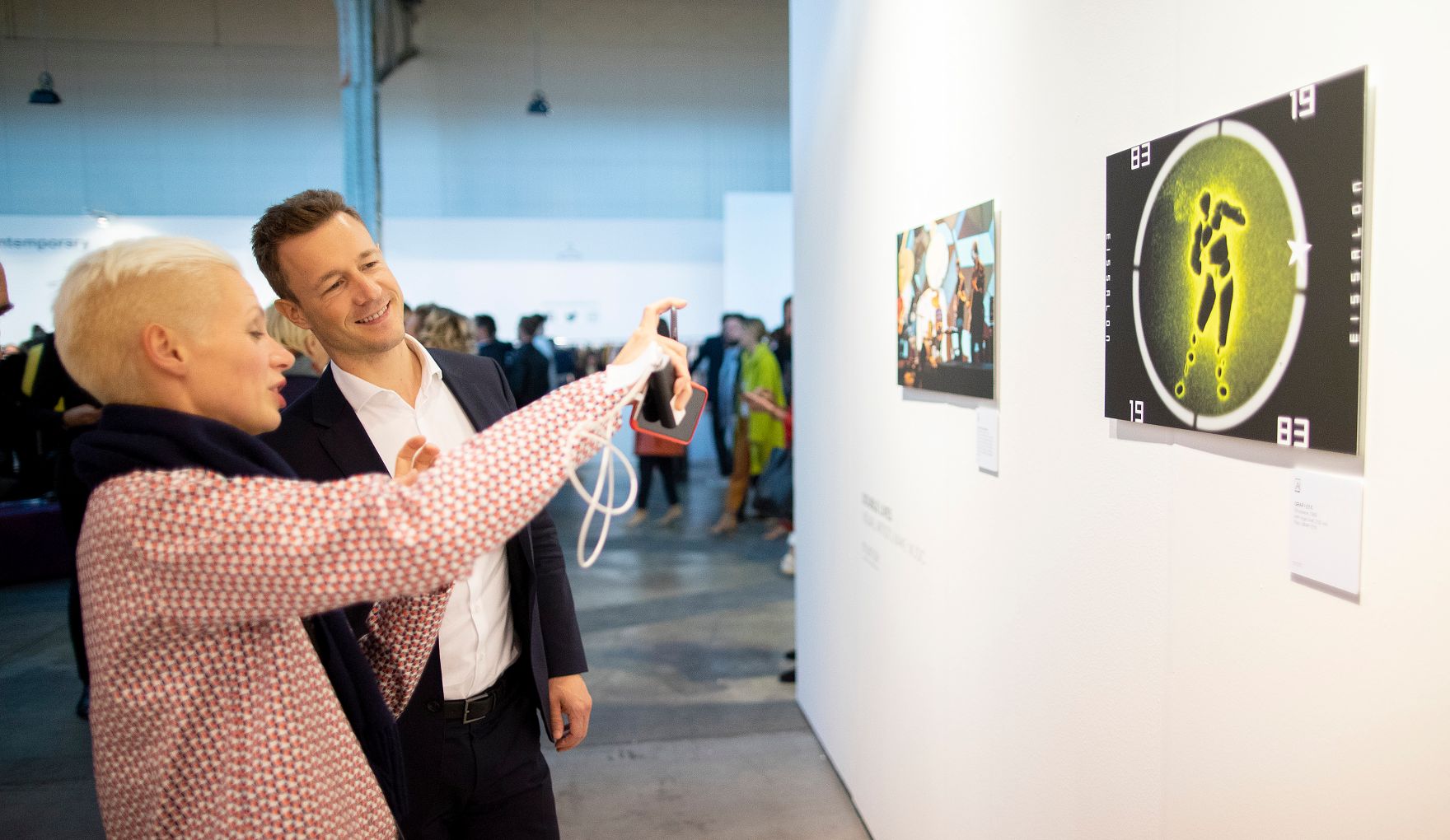 Am 26. September 2018 besuchte Bundesminister Gernot Bl&uuml;mel (r.) die viennacontemporary, &Ouml;sterreichs internationale Kunstmesse in der Marx Halle Wien. Im Bild mit der k&uuml;nstlerischen Leiterin Christina Steinbrecher-Pfandt (l.).