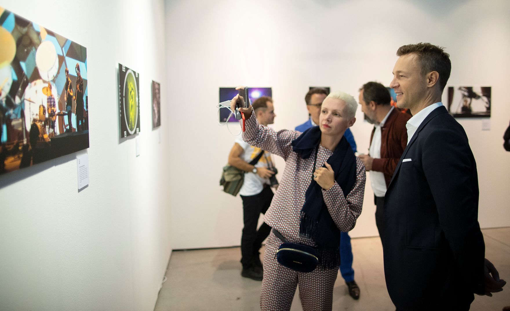 Am 26. September 2018 besuchte Bundesminister Gernot Bl&uuml;mel (r.) die viennacontemporary, &Ouml;sterreichs internationale Kunstmesse in der Marx Halle Wien. Im Bild mit der k&uuml;nstlerischen Leiterin Christina Steinbrecher-Pfandt (2.v.r.).