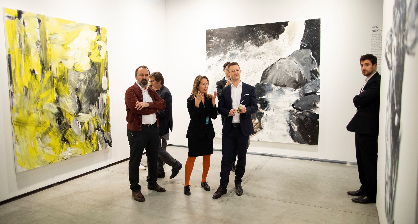 Am 26. September 2018 besuchte Bundesminister Gernot Bl&uuml;mel (2.v.r.) die viennacontemporary, &Ouml;sterreichs internationale Kunstmesse in der Marx Halle Wien.