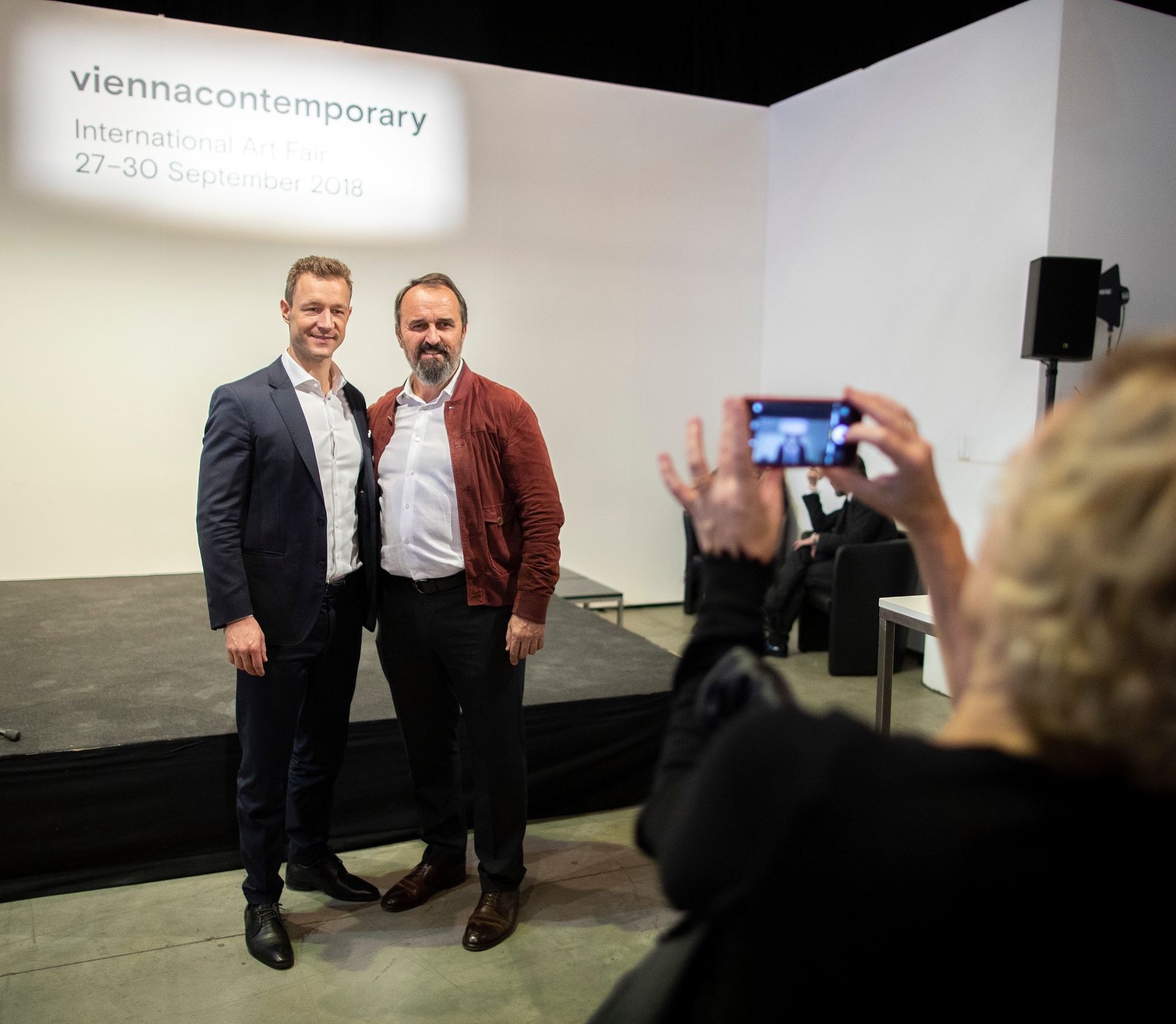 Am 26. September 2018 besuchte Bundesminister Gernot Bl&uuml;mel (l.) die viennacontemporary, &Ouml;sterreichs internationale Kunstmesse in der Marx Halle Wien.