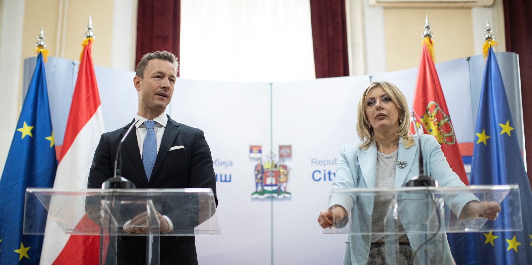 Am 28. September 2018 reiste Bundesminister Gernot Bl&uuml;mel (l.) nach Serbien. Im Bild bei der Pressekonferenz mit der serbischen EU-Ministerin Jadranka Joksimović (r.).