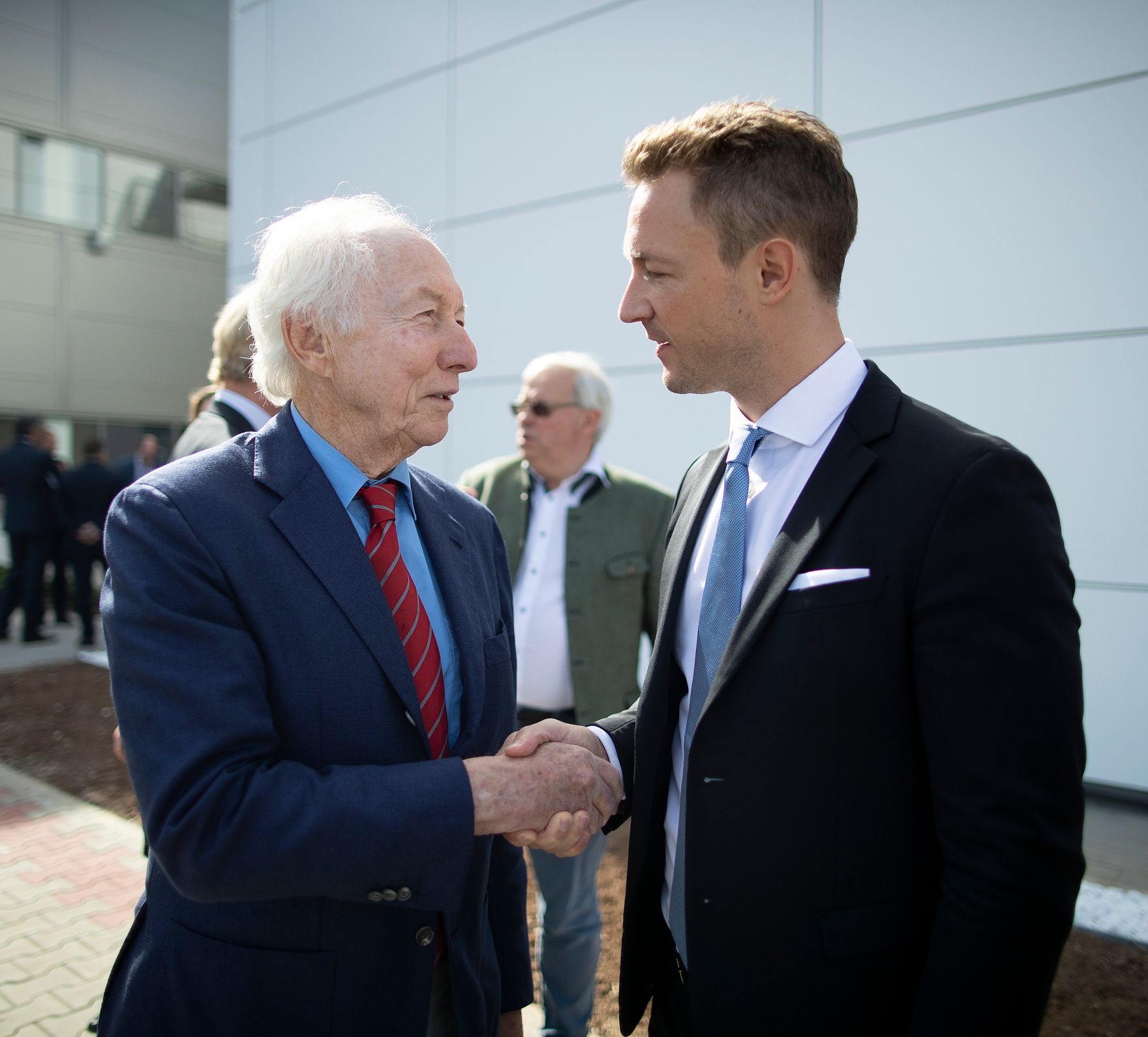 Am 28. September 2018 reiste Bundesminister Gernot Bl&uuml;mel (r.) nach Serbien. Im Bild mit dem Vorsitzenden des Aufsichtsrats der Zumtobel Group AG J&uuml;rg Zumtobel (l.).