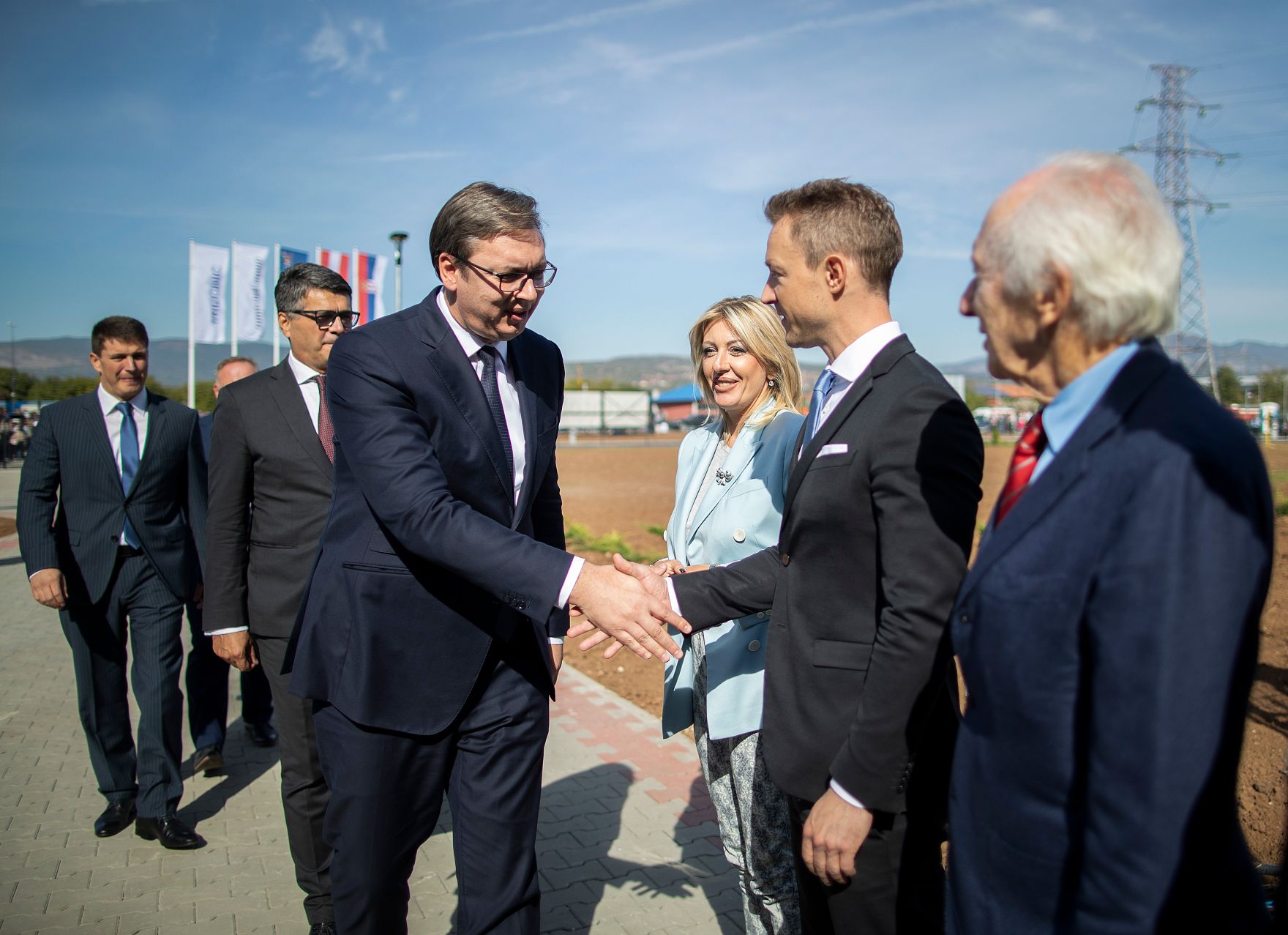 Am 28. September 2018 reiste Bundesminister Gernot Bl&uuml;mel (2.v.r.) nach Serbien. Im Bild mit dem Pr&auml;sidenten Serbiens Aleksandar Vučić (4.v.r.), der EU-Ministerin Jadranka Joksimović (3.v.r.) und dem Vorsitzenden des Aufsichtsrats der Zumtobel Group AG J&uuml;rg Zumtobel (r.).