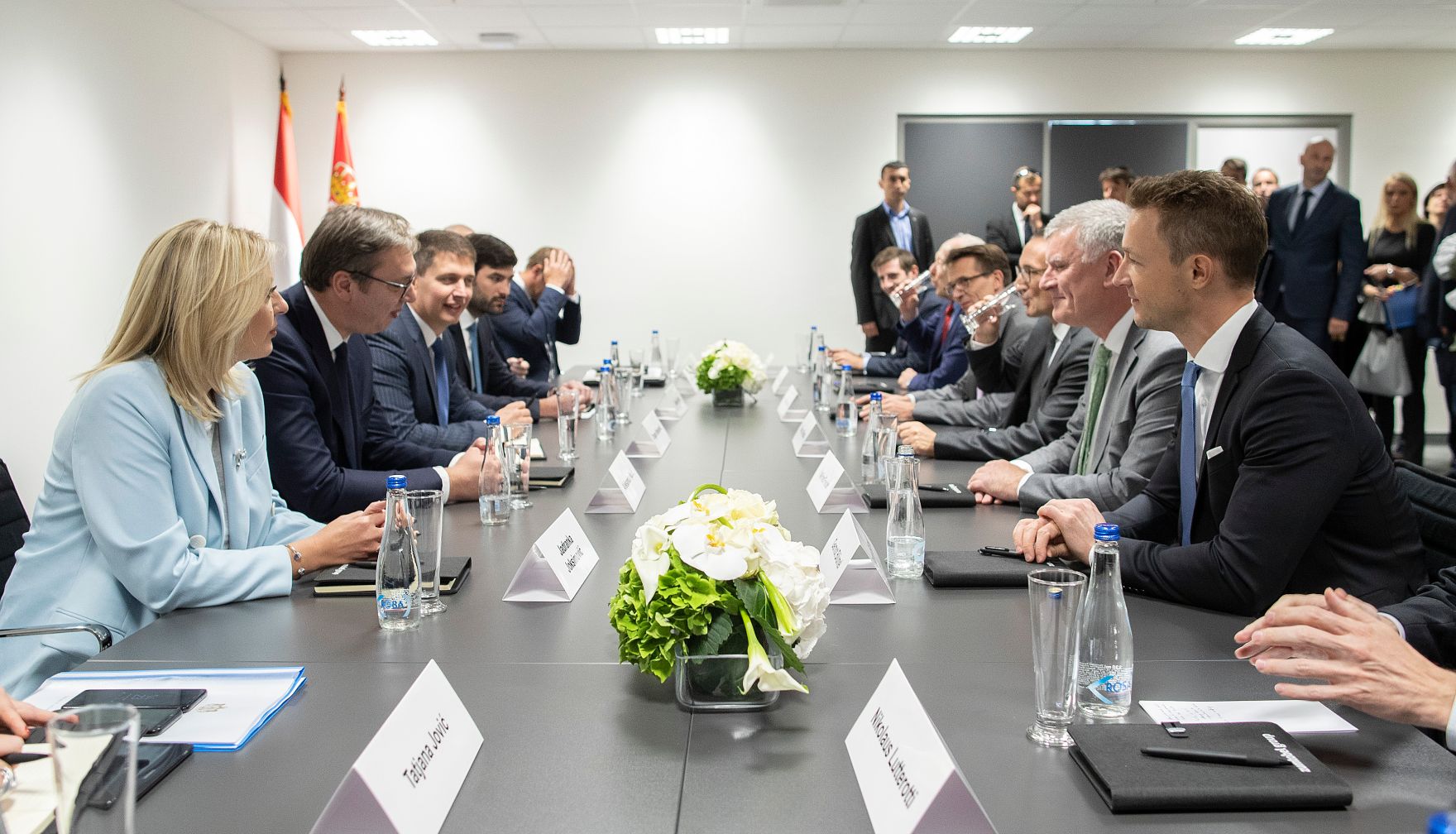 Am 28. September 2018 reiste Bundesminister Gernot Bl&uuml;mel (r.) nach Serbien. Im Bild mit dem Pr&auml;sidenten Serbiens Aleksandar Vučić (2.v.l.) und der EU-Ministerin Jadranka Joksimović (l.).