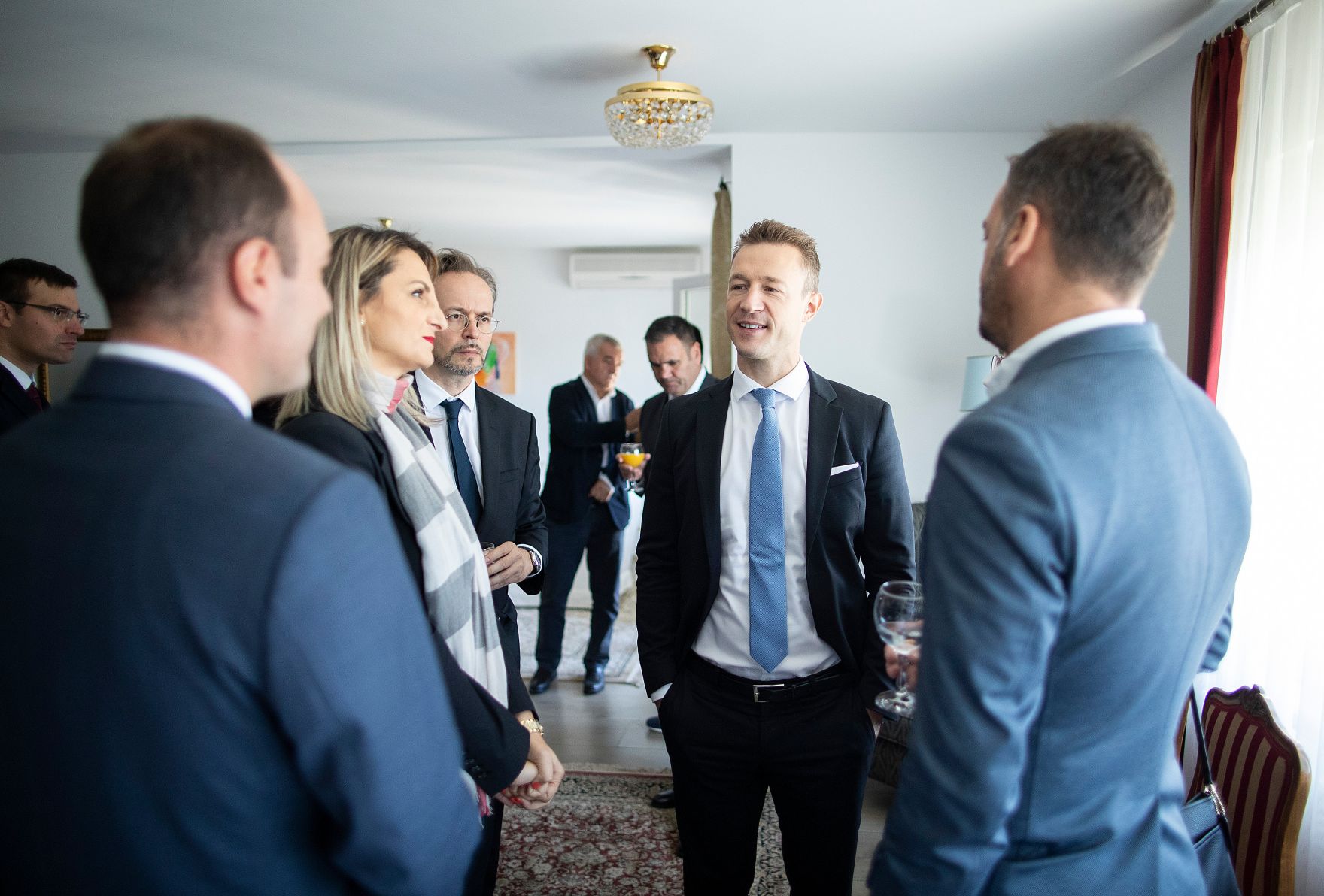 Am 27. September 2018 reiste Bundesminister Gernot Bl&uuml;mel (2.v.r.) in den Kosovo. Im Bild beim Treffen mit &ouml;sterreichischen Wirtschaftstreibenden.