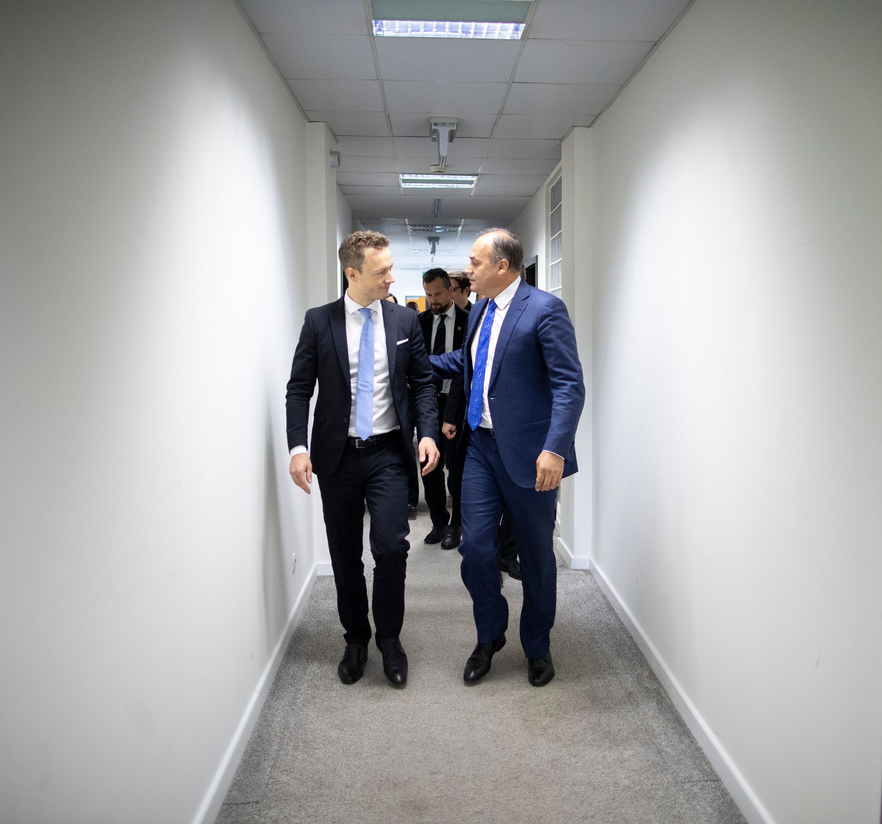 Am 27. September 2018 reiste Bundesminister Gernot Bl&uuml;mel (l.) in den Kosovo. Im Bild beim Treffen mit dem stellvertretenden Premierminister der Republik Kosovo Enver Hoxhaj (r.).