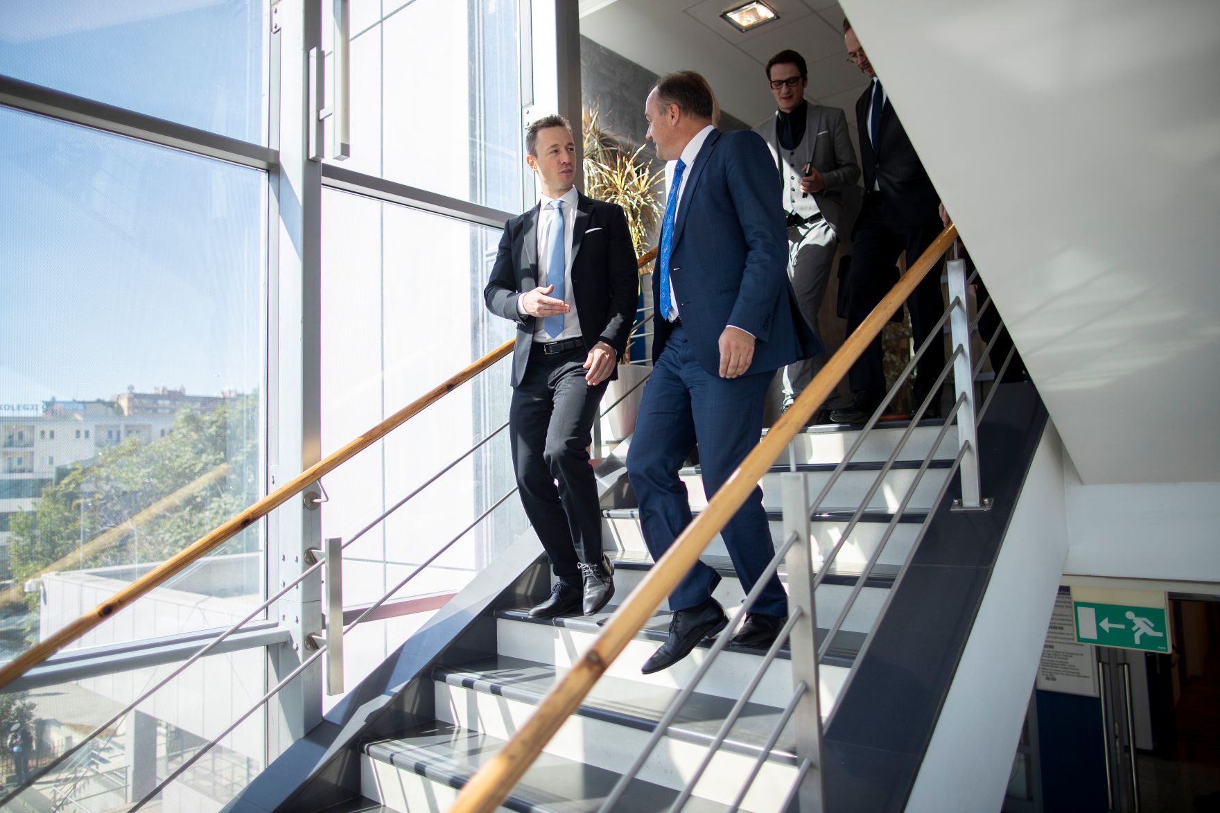 Am 27. September 2018 reiste Bundesminister Gernot Bl&uuml;mel (l.) in den Kosovo. Im Bild beim Treffen mit dem stellvertretenden Premierminister der Republik Kosovo Enver Hoxhaj (r.).