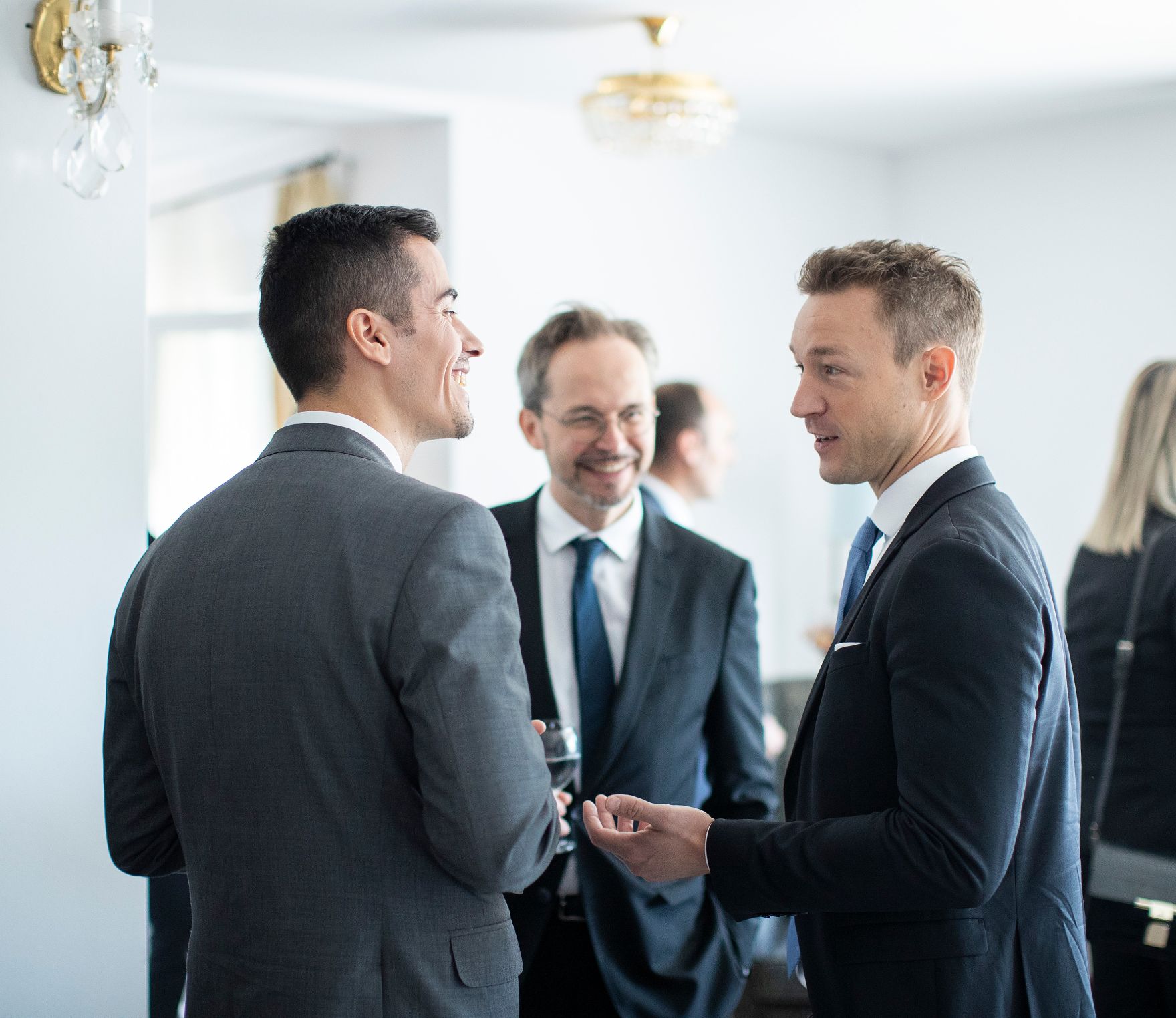 Am 27. September 2018 reiste Bundesminister Gernot Bl&uuml;mel (r.) in den Kosovo. Im Bild beim Treffen mit &ouml;sterreichischen Wirtschaftstreibenden.