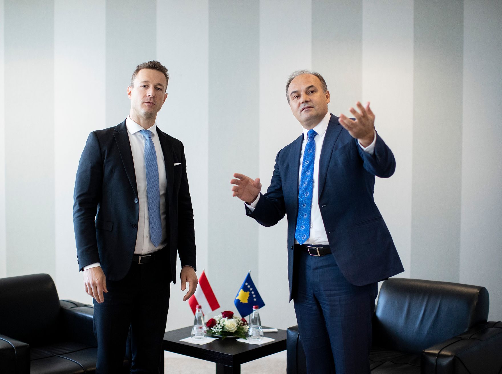 Am 27. September 2018 reiste Bundesminister Gernot Bl&uuml;mel (l.) in den Kosovo. Im Bild beim Treffen mit dem stellvertretenden Premierminister der Republik Kosovo Enver Hoxhaj (r.).