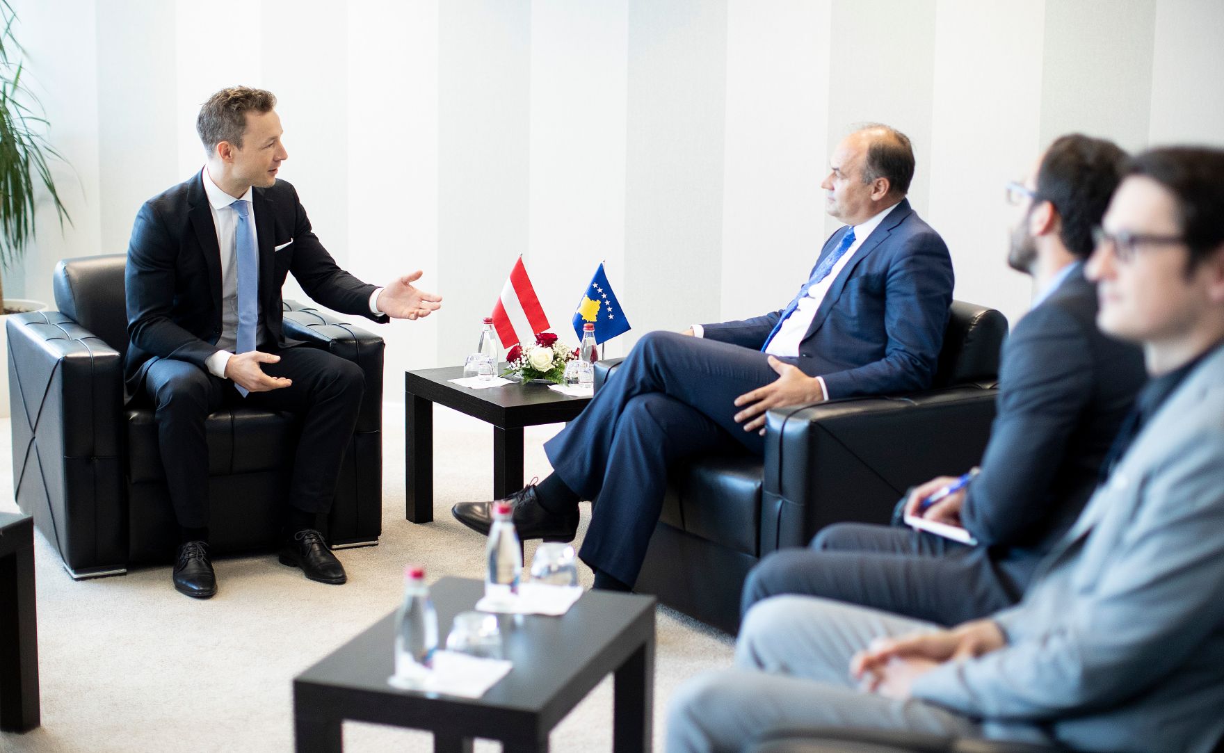 Am 27. September 2018 reiste Bundesminister Gernot Bl&uuml;mel (l.) in den Kosovo. Im Bild beim Treffen mit dem stellvertretenden Premierminister der Republik Kosovo Enver Hoxhaj (2.v.l.).
