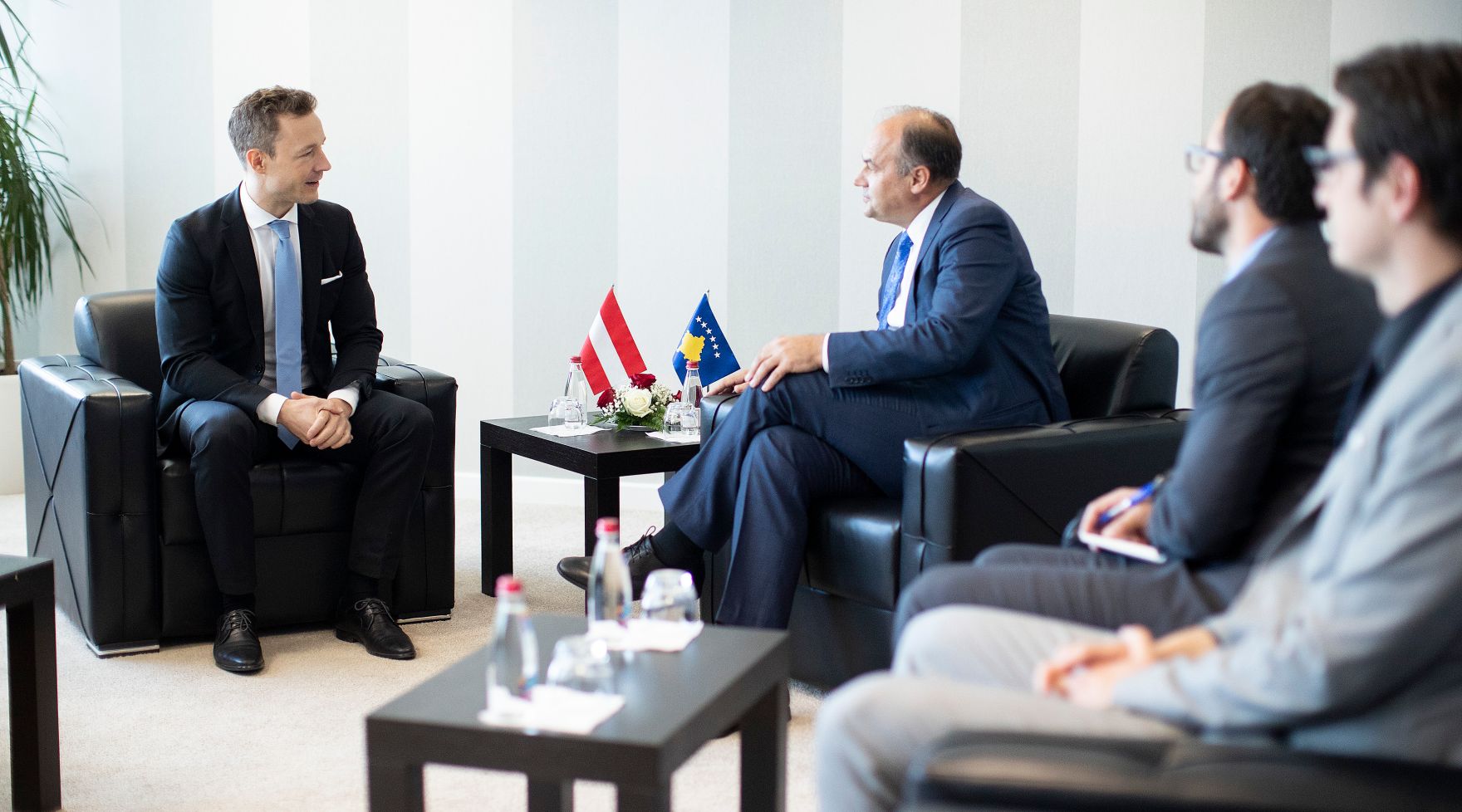Am 27. September 2018 reiste Bundesminister Gernot Bl&uuml;mel (l.) in den Kosovo. Im Bild beim Treffen mit dem stellvertretenden Premierminister der Republik Kosovo Enver Hoxhaj (2.v.l.).