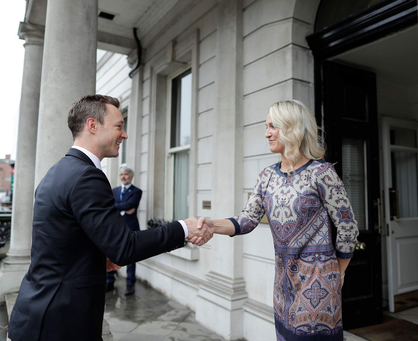 Am 12. Oktober 2018 reiste Bundesminister Gernot Bl&uuml;mel (l.) anl&auml;sslich eines Arbeitsbesuchs nach Dublin. Im Bild mit der Staatsministerin f&uuml;r Europ&auml;ische Angelegenheiten Helen McEntee (r.).