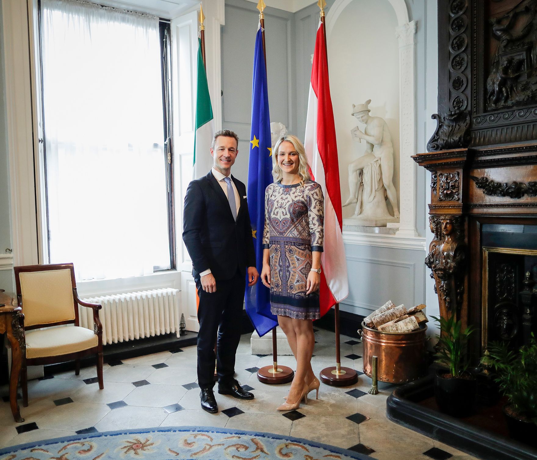Am 12. Oktober 2018 reiste Bundesminister Gernot Bl&uuml;mel (l.) anl&auml;sslich eines Arbeitsbesuchs nach Dublin. Im Bild mit der Staatsministerin f&uuml;r Europ&auml;ische Angelegenheiten Helen McEntee (r.).
