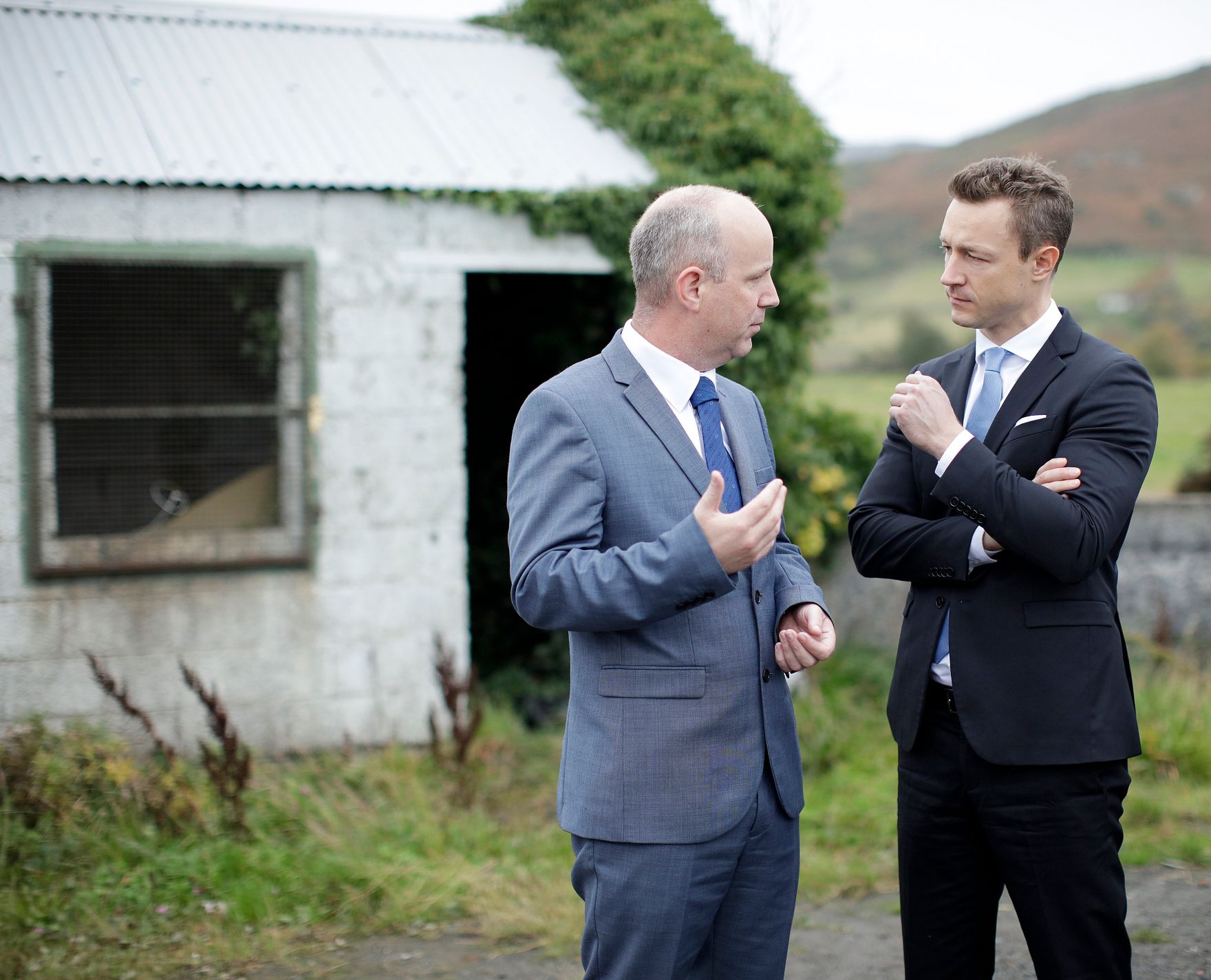 Am 12. Oktober 2018 reiste Bundesminister Gernot Bl&uuml;mel (r.) anl&auml;sslich eines Arbeitsbesuchs nach Dublin. Im Bild mit Staatsminister Jim Daly (l.) an der Nordgrenze Irlands.