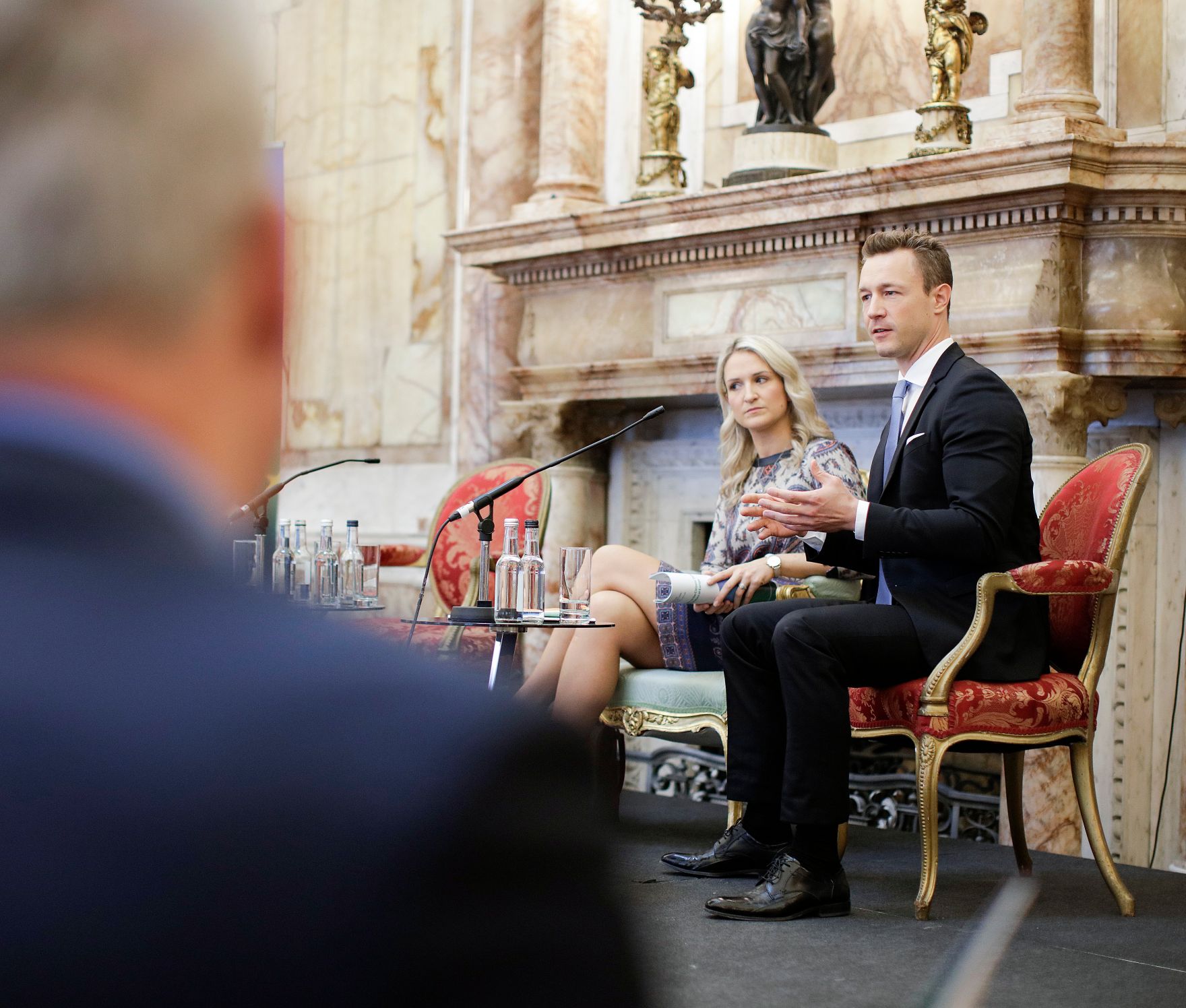 Am 12. Oktober 2018 reiste Bundesminister Gernot Bl&uuml;mel (r.) anl&auml;sslich eines Arbeitsbesuchs nach Dublin. Im Bild mit der Staatsministerin f&uuml;r Europ&auml;ische Angelegenheiten Helen McEntee (l.).