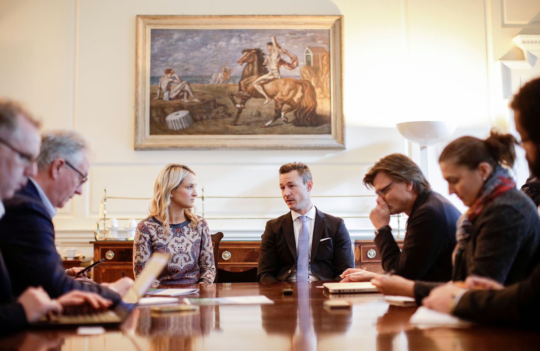 Am 12. Oktober 2018 reiste Bundesminister Gernot Bl&uuml;mel (m.r.) anl&auml;sslich eines Arbeitsbesuchs nach Dublin. Im Bild mit der Staatsministerin f&uuml;r Europ&auml;ische Angelegenheiten Helen McEntee (m.l.).