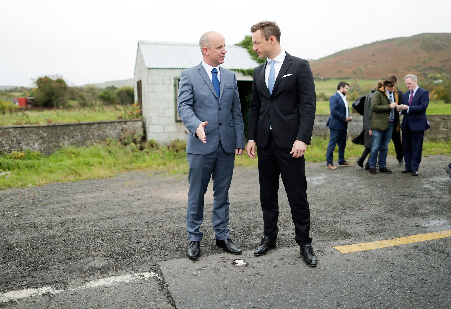 Am 12. Oktober 2018 reiste Bundesminister Gernot Bl&uuml;mel (r.) anl&auml;sslich eines Arbeitsbesuchs nach Dublin. Im Bild mit Staatsminister Jim Daly (l.) an der Nordgrenze Irlands.