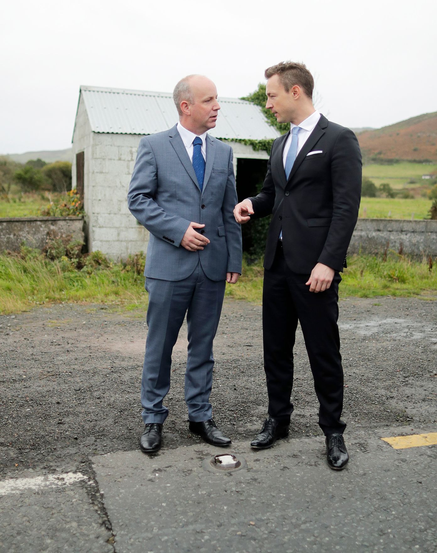 Am 12. Oktober 2018 reiste Bundesminister Gernot Bl&uuml;mel (r.) anl&auml;sslich eines Arbeitsbesuchs nach Dublin. Im Bild mit Staatsminister Jim Daly (l.) an der Nordgrenze Irlands.