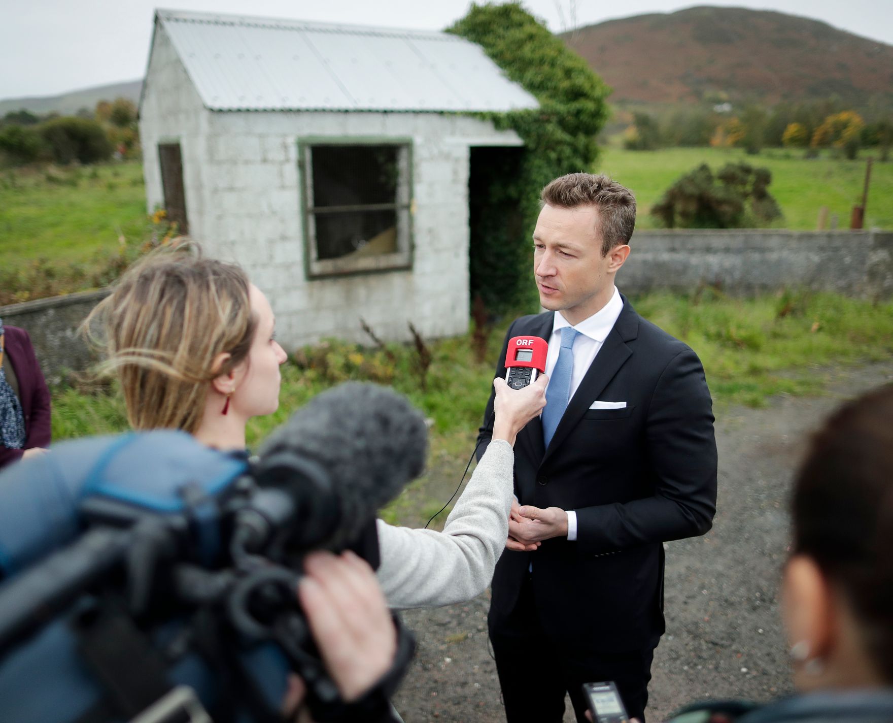 Am 12. Oktober 2018 reiste Bundesminister Gernot Bl&uuml;mel (r.) anl&auml;sslich eines Arbeitsbesuchs nach Dublin. Im Bild an der Nordgrenze Irlands.