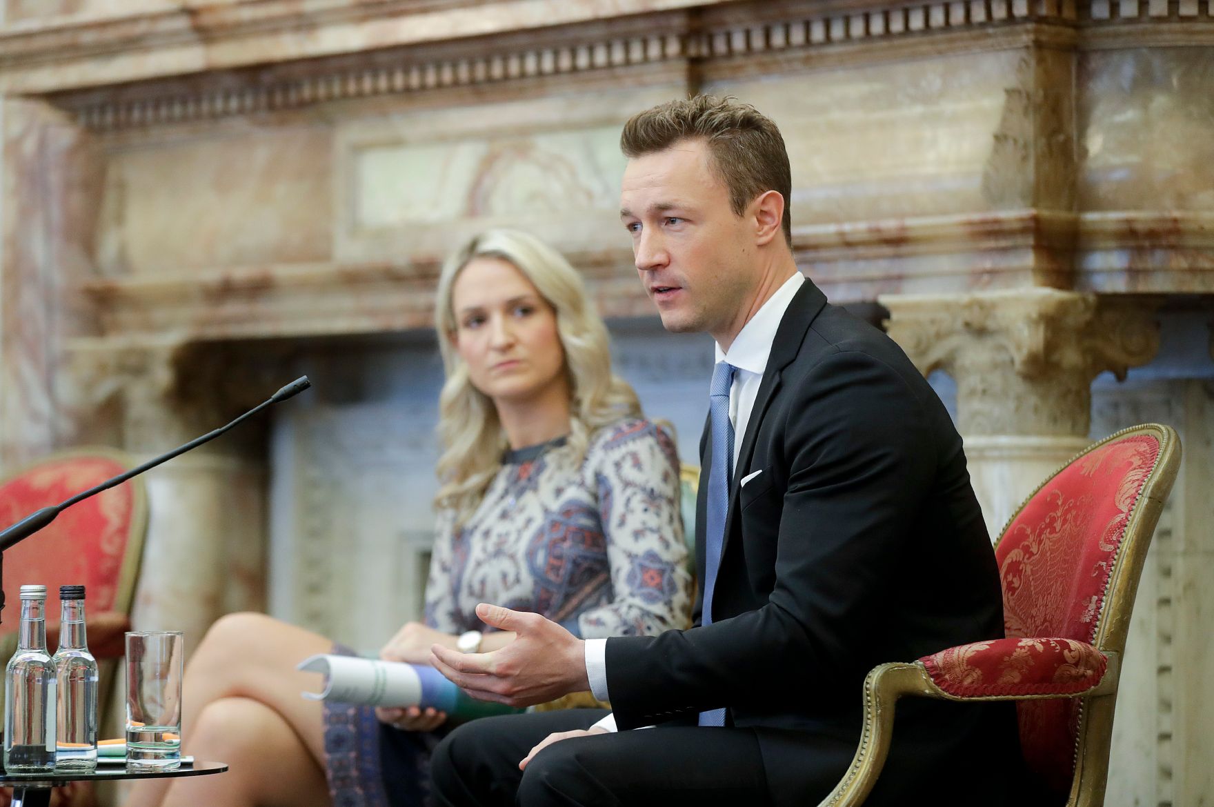 Am 12. Oktober 2018 reiste Bundesminister Gernot Bl&uuml;mel (r.) anl&auml;sslich eines Arbeitsbesuchs nach Dublin. Im Bild mit der Staatsministerin f&uuml;r Europ&auml;ische Angelegenheiten Helen McEntee (l.).