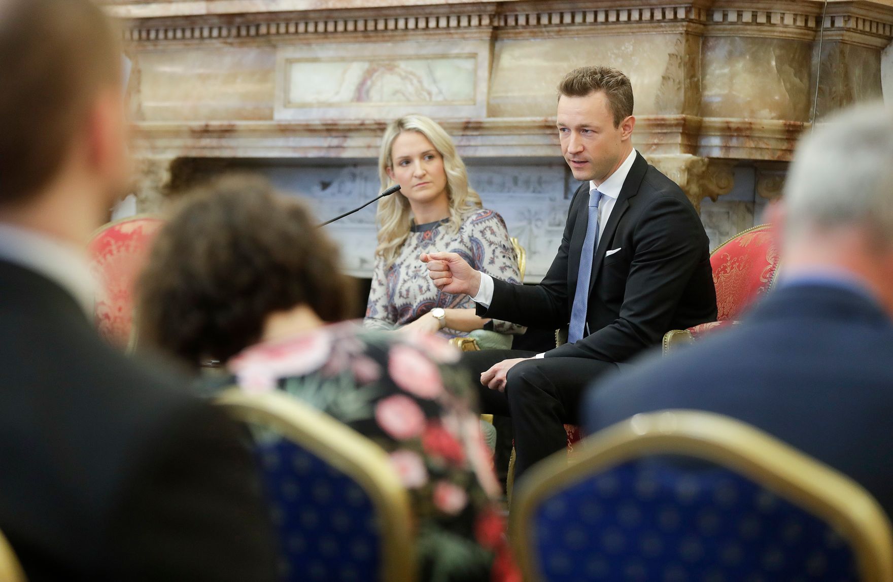Am 12. Oktober 2018 reiste Bundesminister Gernot Bl&uuml;mel (r.) anl&auml;sslich eines Arbeitsbesuchs nach Dublin. Im Bild mit der Staatsministerin f&uuml;r Europ&auml;ische Angelegenheiten Helen McEntee (l.).