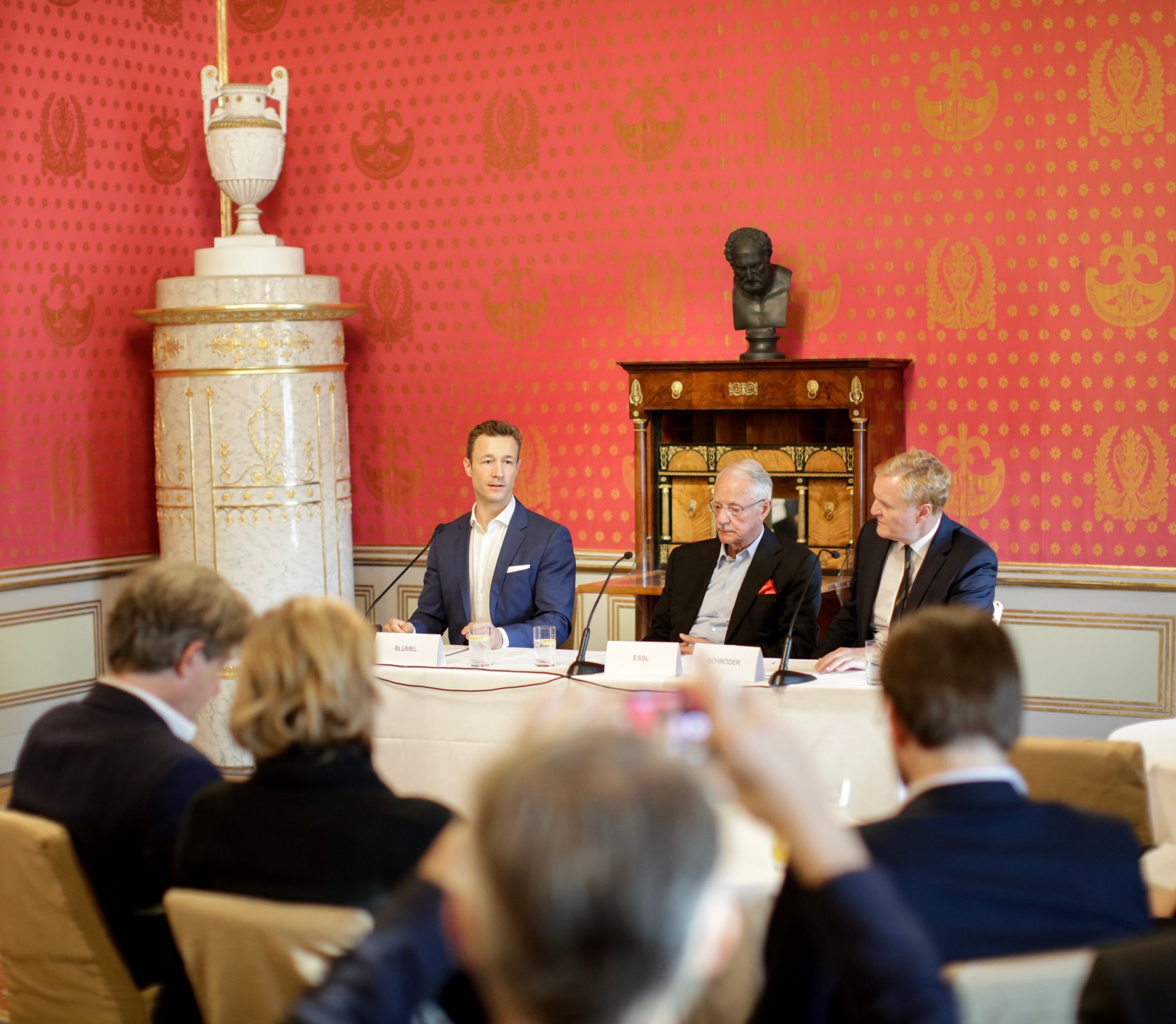Am 18. Oktober 2018 fand ein Pressegespr&auml;ch zur &quot;Zukunft der Sammlung Essl&quot; statt. Im Bild Bundesminister Gernot Bl&uuml;mel (l.) mit Karlheinz Essl senior (m.) und dem Direktor der Albertina Klaus Albrecht Schr&ouml;der (r.).