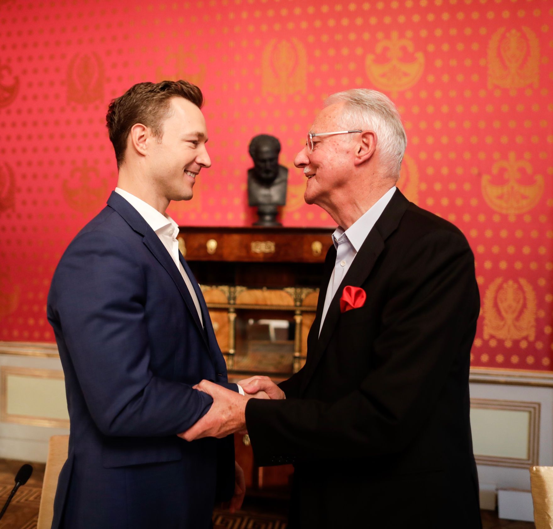 Am 18. Oktober 2018 fand ein Pressegespr&auml;ch zur &quot;Zukunft der Sammlung Essl&quot; statt. Im Bild Bundesminister Gernot Bl&uuml;mel (l.) mit Karlheinz Essl senior (r.).