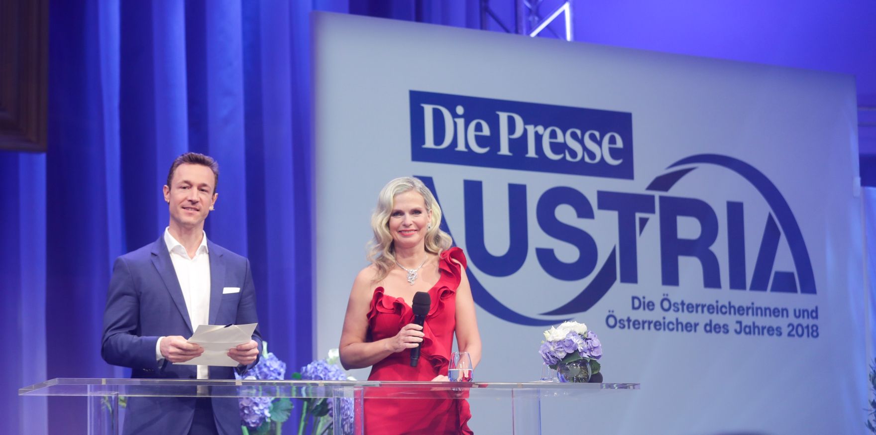 Am 23. Oktober 2018 nahm Bundesminister Gernot Bl&uuml;mel (l.) an der Austria'18-Gala teil. Im Bild mit Moderatorin Claudia Reiterer (r.).