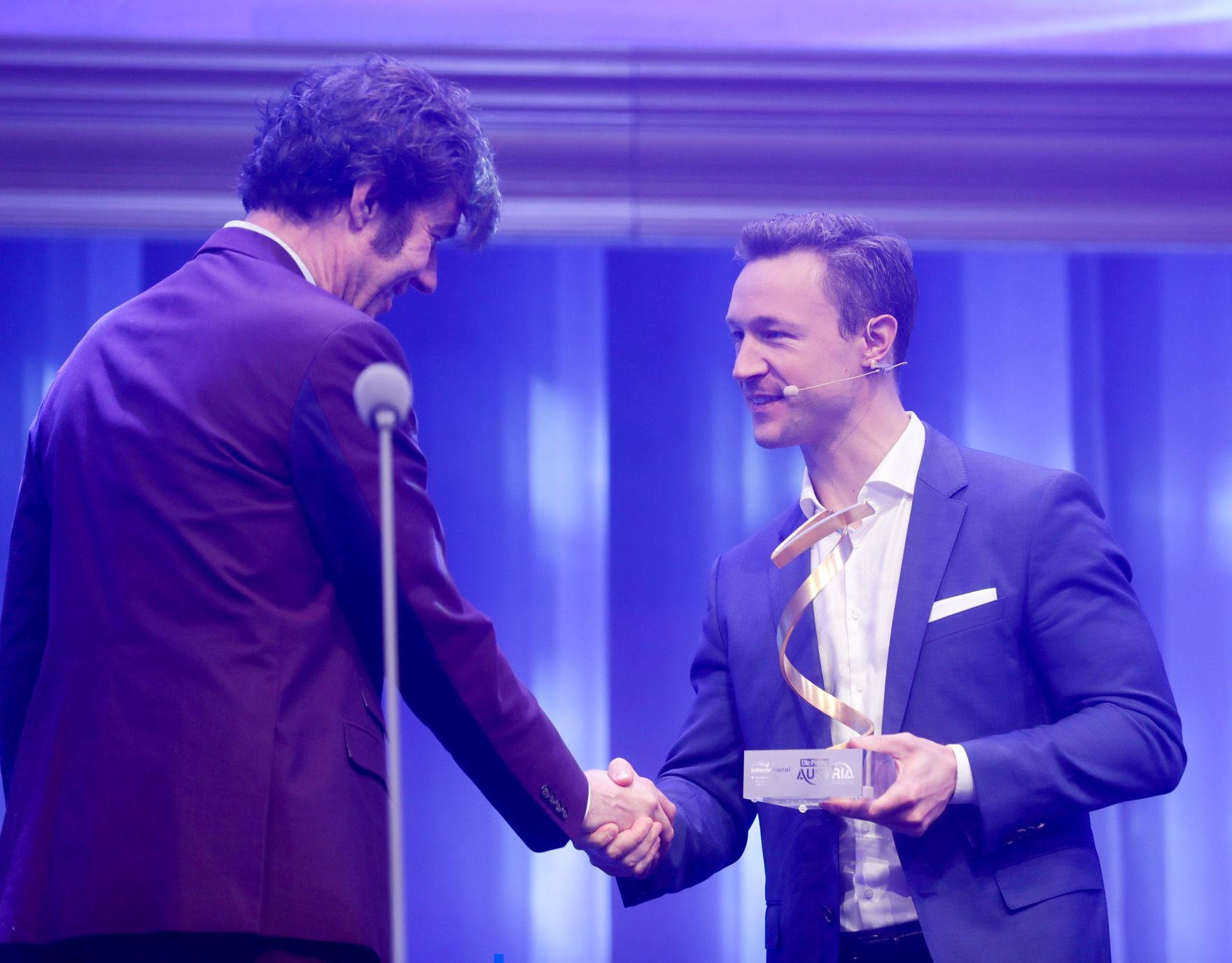 Am 23. Oktober 2018 nahm Bundesminister Gernot Bl&uuml;mel (r.) an der Austria'18-Gala teil. Im Bild mit dem Gewinner in der Kategorie &quot;Erfolg International&quot; Stefan Sagmeister (l.).