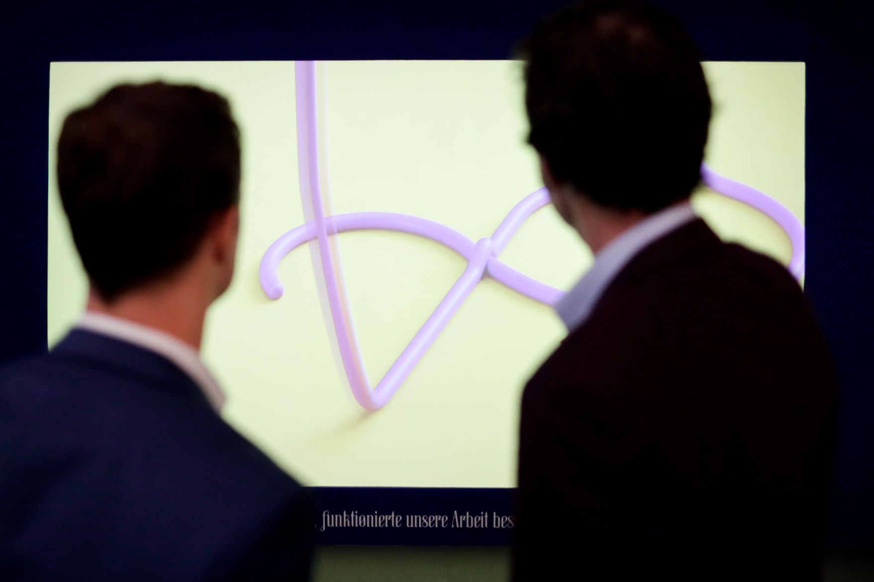 Am 23. Oktober 2018 nahm Bundesminister Gernot Bl&uuml;mel (l.) an der Ausstellungser&ouml;ffnung &quot;SAGMEISTER &amp; WALSH: Beauty&quot; im Museum f&uuml;r angewandte Kunst teil. Im Bild mit Grafikdesigner Stefan Sagmeister (r.).