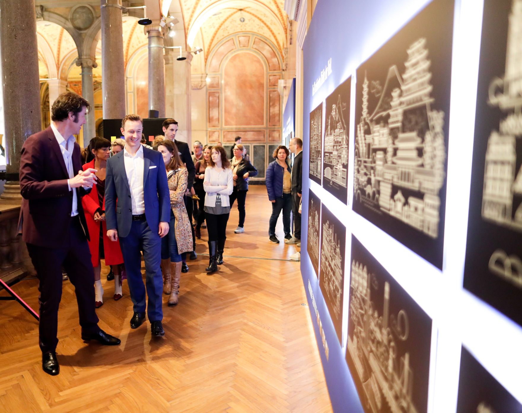 Am 23. Oktober 2018 nahm Bundesminister Gernot Bl&uuml;mel (r.) an der Ausstellungser&ouml;ffnung &quot;SAGMEISTER &amp; WALSH: Beauty&quot; im Museum f&uuml;r angewandte Kunst teil. Im Bild mit Grafikdesigner Stefan Sagmeister (l.).