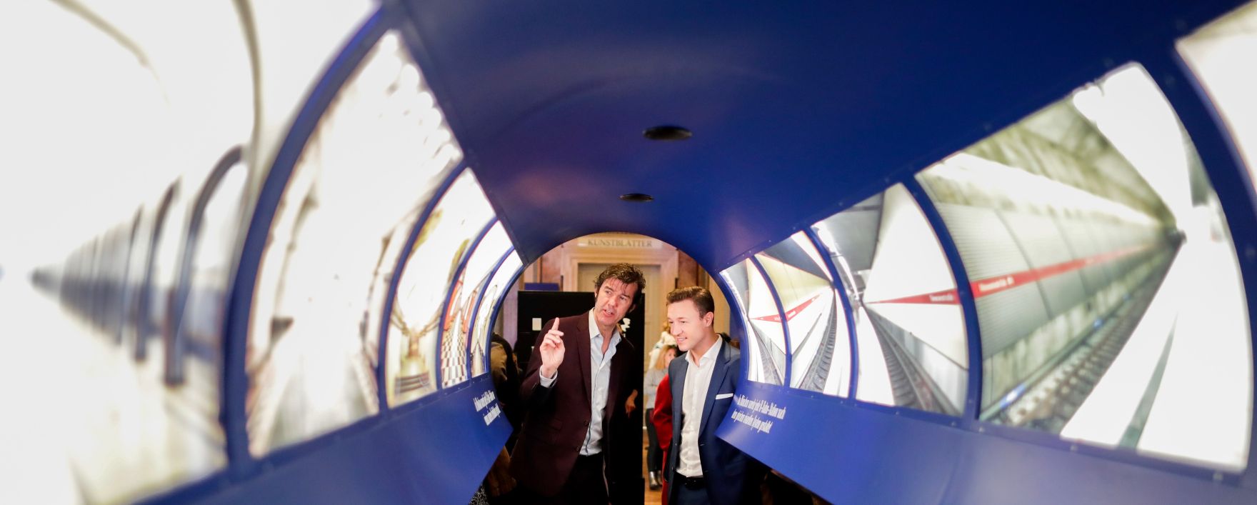 Am 23. Oktober 2018 nahm Bundesminister Gernot Bl&uuml;mel (r.) an der Ausstellungser&ouml;ffnung &quot;SAGMEISTER &amp; WALSH: Beauty&quot; im Museum f&uuml;r angewandte Kunst teil. Im Bild mit Grafikdesigner Stefan Sagmeister (l.).