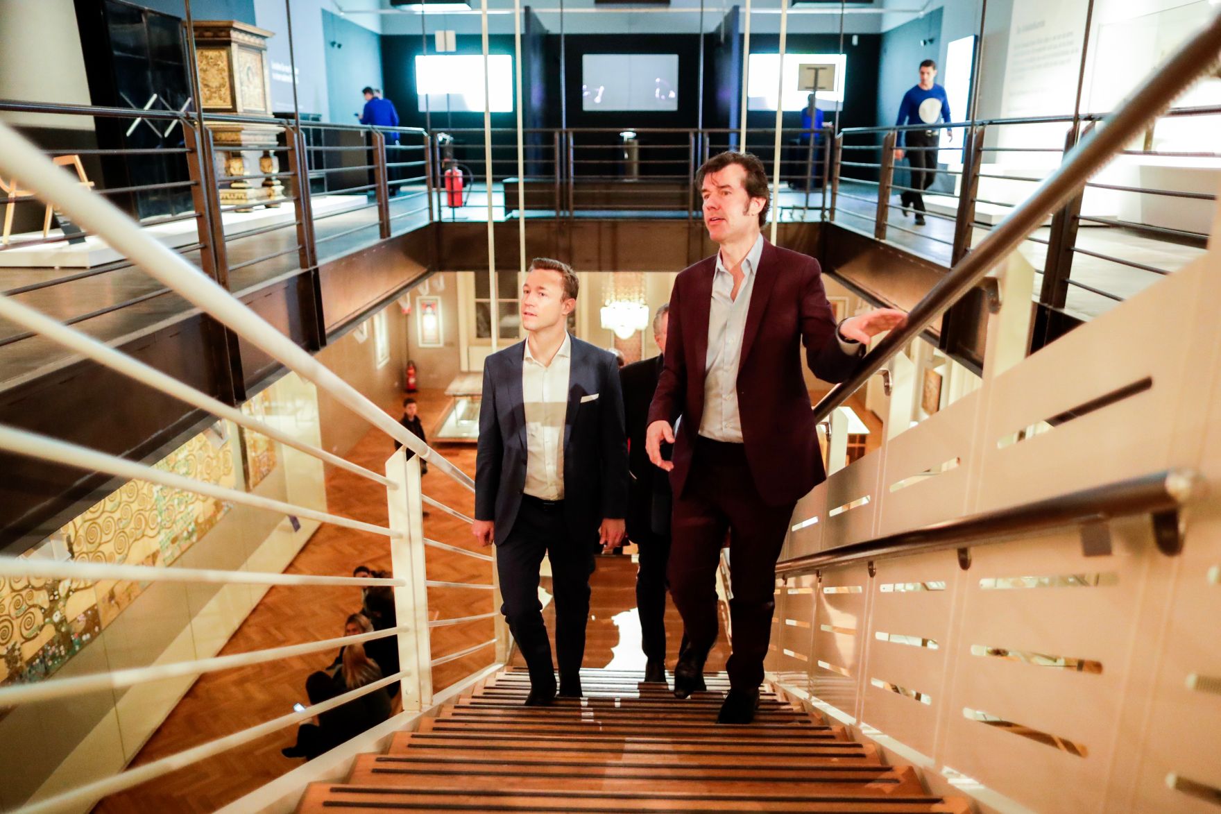 Am 23. Oktober 2018 nahm Bundesminister Gernot Bl&uuml;mel (l.) an der Ausstellungser&ouml;ffnung &quot;SAGMEISTER &amp; WALSH: Beauty&quot; im Museum f&uuml;r angewandte Kunst teil. Im Bild mit Grafikdesigner Stefan Sagmeister (r.).