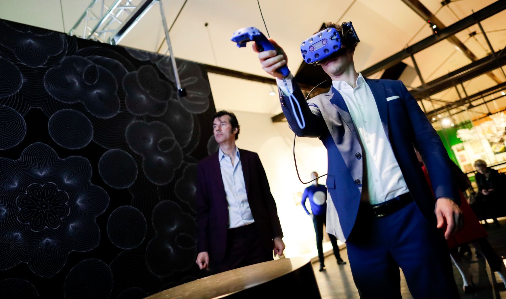 Am 23. Oktober 2018 nahm Bundesminister Gernot Bl&uuml;mel (r.) an der Ausstellungser&ouml;ffnung &quot;SAGMEISTER &amp; WALSH: Beauty&quot; im Museum f&uuml;r angewandte Kunst teil. Im Bild mit Grafikdesigner Stefan Sagmeister (l.).