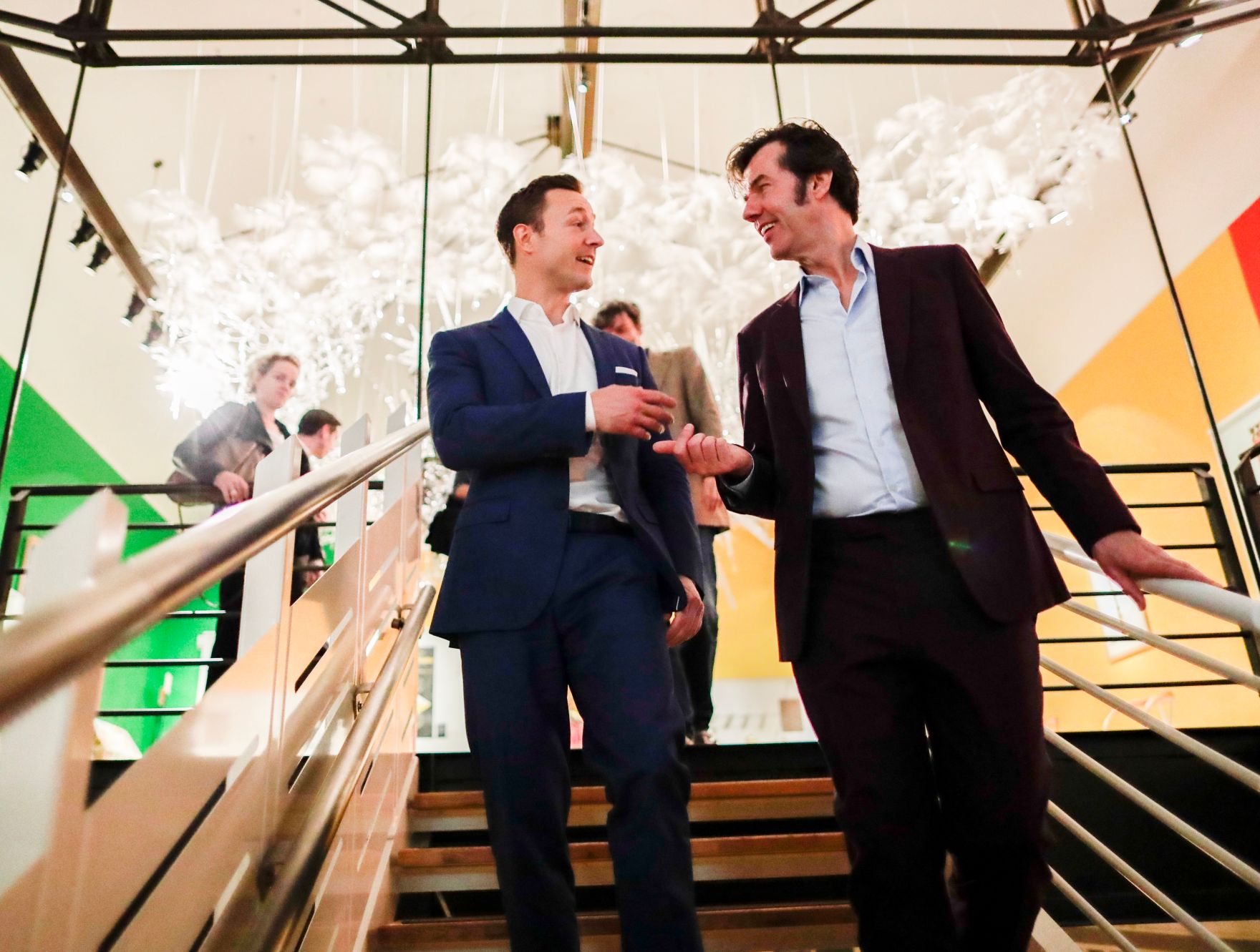 Am 23. Oktober 2018 nahm Bundesminister Gernot Bl&uuml;mel (l.) an der Ausstellungser&ouml;ffnung &quot;SAGMEISTER &amp; WALSH: Beauty&quot; im Museum f&uuml;r angewandte Kunst teil. Im Bild mit Grafikdesigner Stefan Sagmeister (r.).