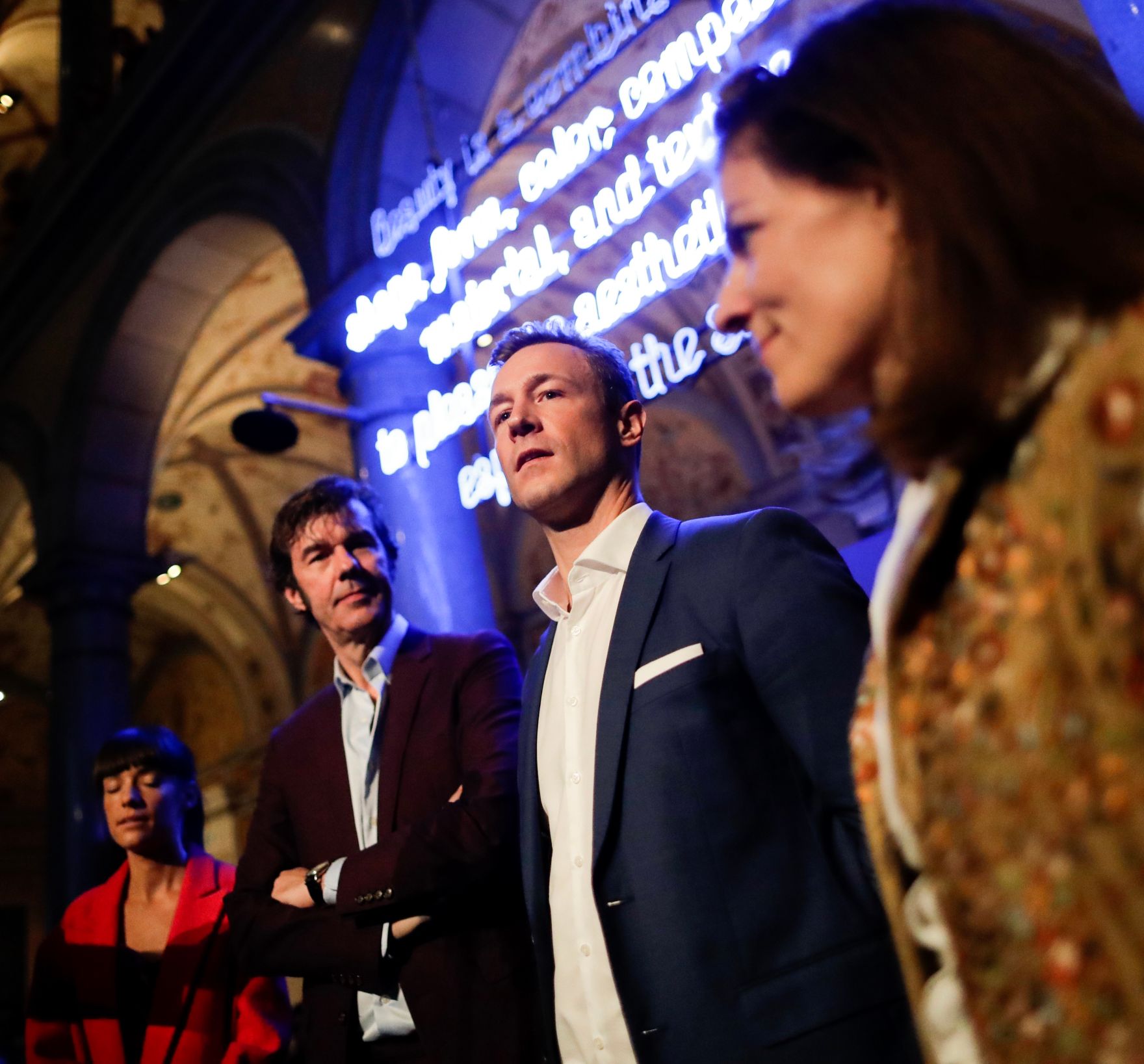 Am 23. Oktober 2018 nahm Bundesminister Gernot Bl&uuml;mel (m.) an der Ausstellungser&ouml;ffnung &quot;SAGMEISTER &amp; WALSH: Beauty&quot; im Museum f&uuml;r angewandte Kunst teil. Im Bild mit Grafikdesigner Stefan Sagmeister (l.).