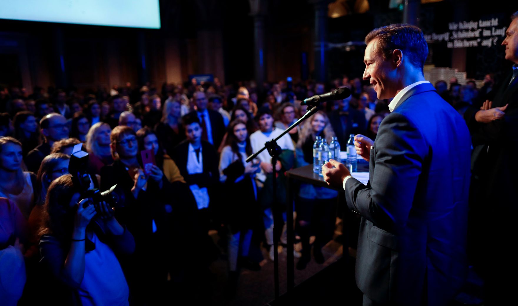 Am 23. Oktober 2018 nahm Bundesminister Gernot Bl&uuml;mel (r.) an der Ausstellungser&ouml;ffnung &quot;SAGMEISTER &amp; WALSH: Beauty&quot; im Museum f&uuml;r angewandte Kunst teil.