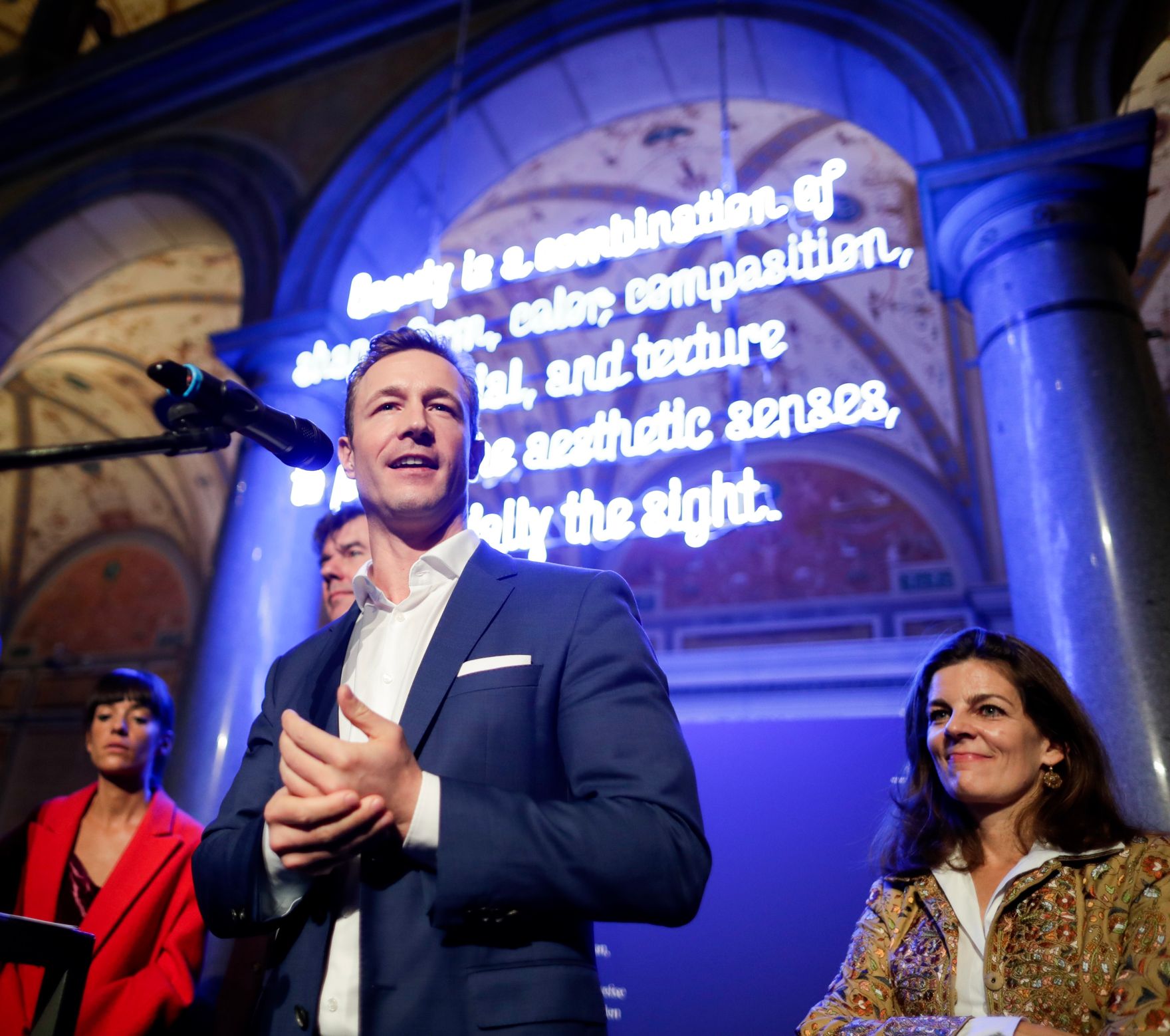 Am 23. Oktober 2018 nahm Bundesminister Gernot Bl&uuml;mel (im Bild) an der Ausstellungser&ouml;ffnung &quot;SAGMEISTER &amp; WALSH: Beauty&quot; im Museum f&uuml;r angewandte Kunst teil.