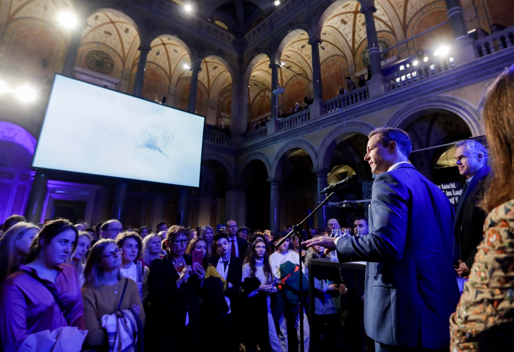 Am 23. Oktober 2018 nahm Bundesminister Gernot Bl&uuml;mel (r.) an der Ausstellungser&ouml;ffnung &quot;SAGMEISTER &amp; WALSH: Beauty&quot; im Museum f&uuml;r angewandte Kunst teil.