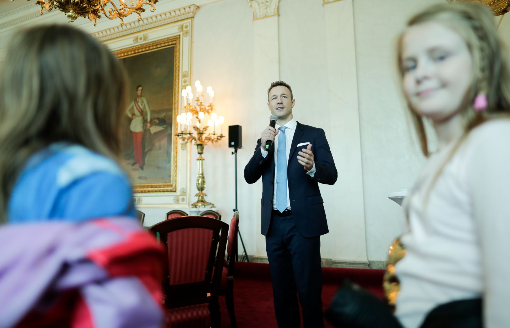 Am 26. Oktober 2018 empfing Bundesminister Gernot Bl&uuml;mel (im Bild) im Rahmen des Nationalfeiertages Besucherinnen und Besucher im Bundeskanzleramt.