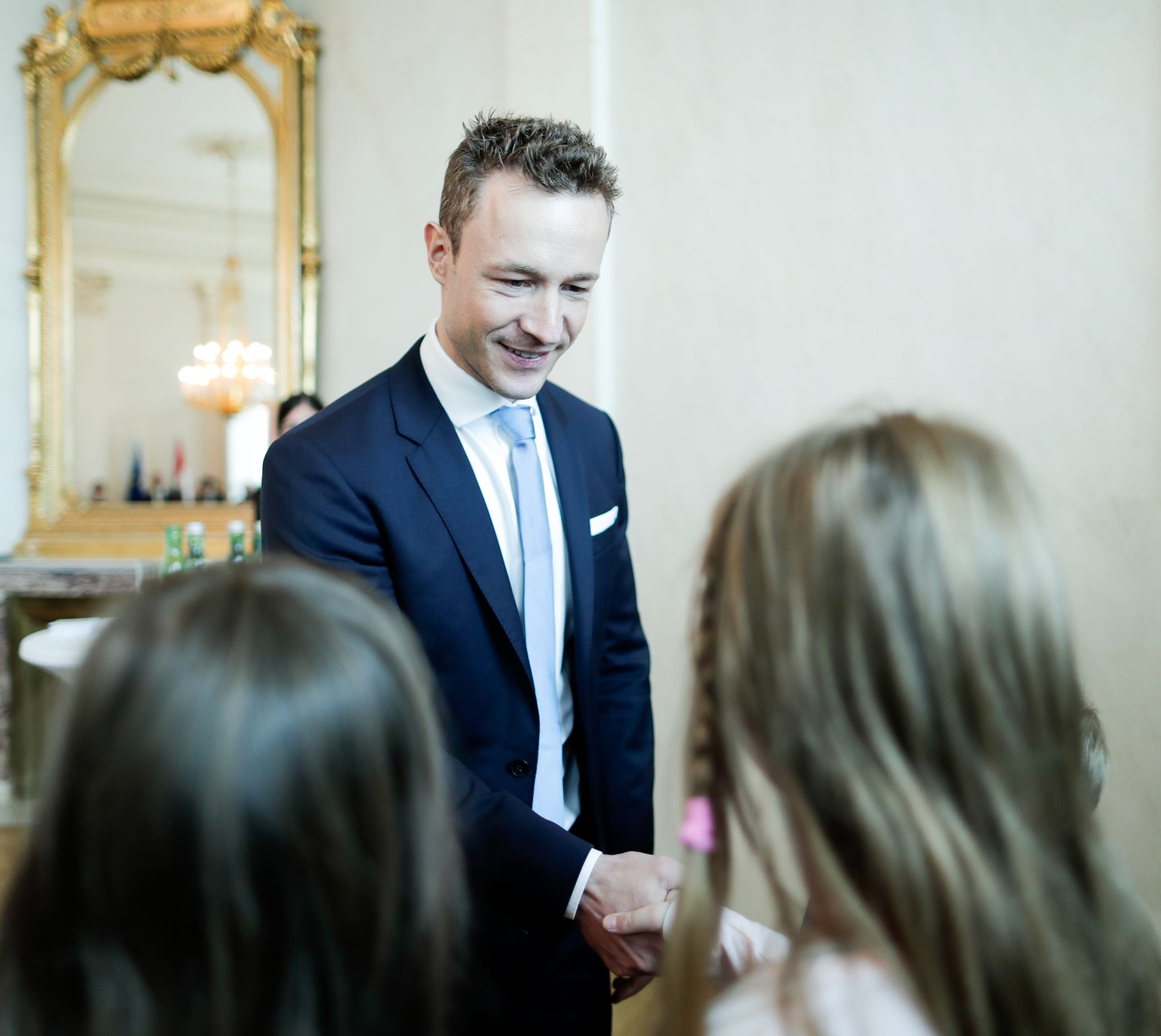 Am 26. Oktober 2018 empfing Bundesminister Gernot Bl&uuml;mel (im Bild) im Rahmen des Nationalfeiertages Besucherinnen und Besucher im Bundeskanzleramt.