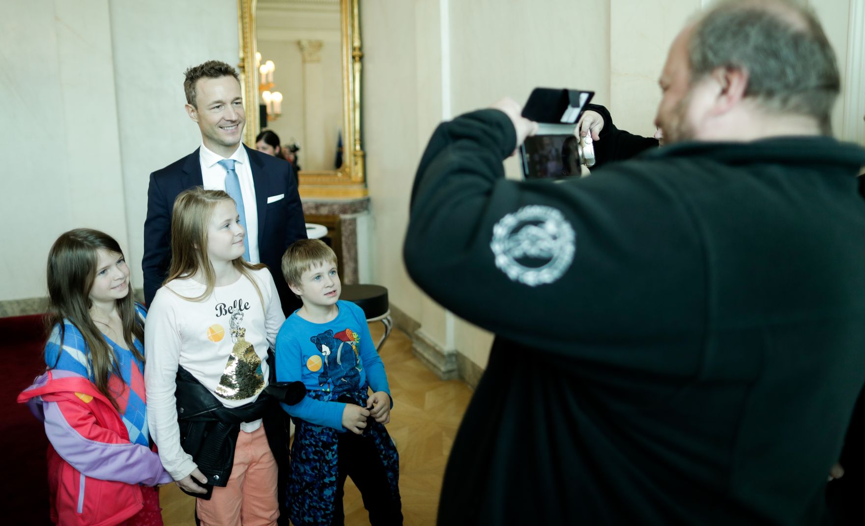 Am 26. Oktober 2018 empfing Bundesminister Gernot Bl&uuml;mel (l.) im Rahmen des Nationalfeiertages Besucherinnen und Besucher im Bundeskanzleramt.