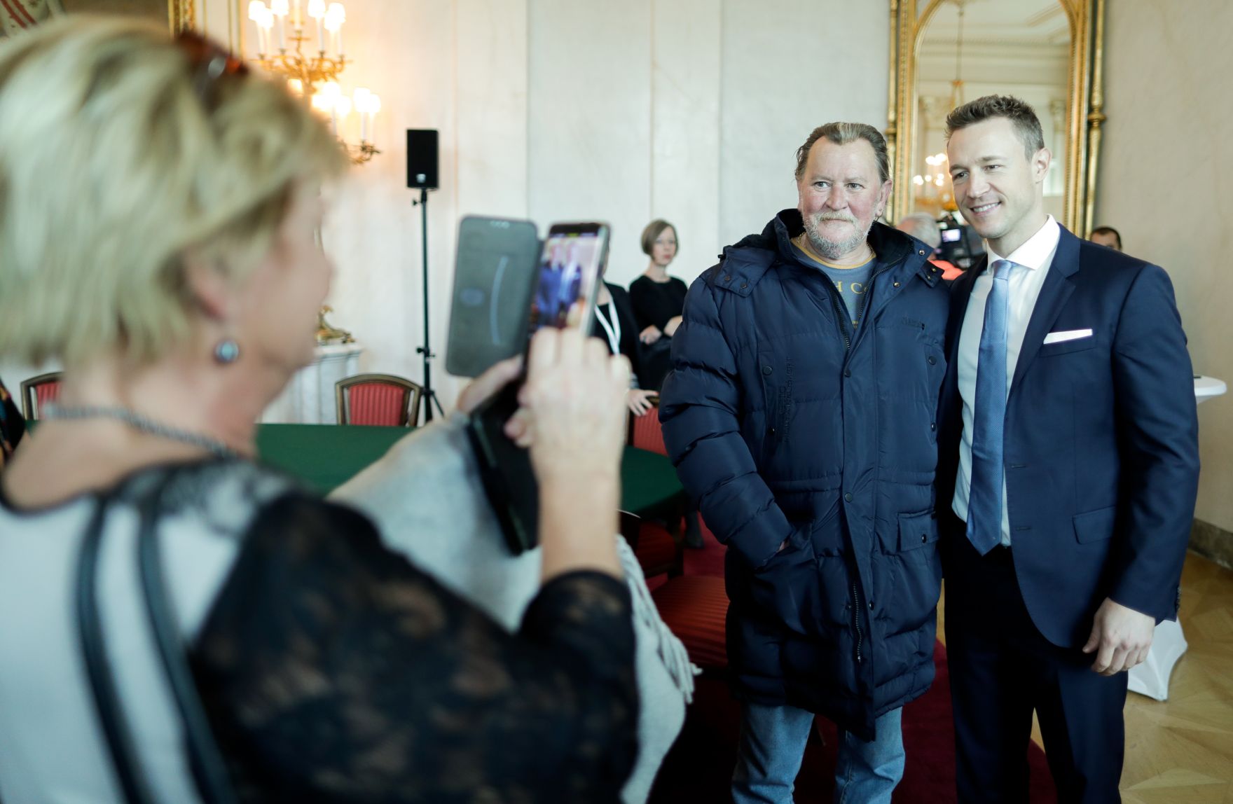 Am 26. Oktober 2018 empfing Bundesminister Gernot Bl&uuml;mel (r.) im Rahmen des Nationalfeiertages Besucherinnen und Besucher im Bundeskanzleramt.