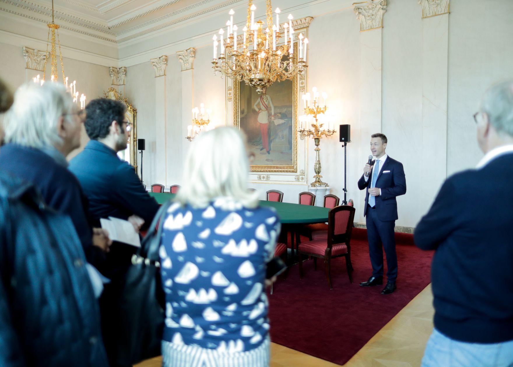 Am 26. Oktober 2018 empfing Bundesminister Gernot Bl&uuml;mel (im Bild) im Rahmen des Nationalfeiertages Besucherinnen und Besucher im Bundeskanzleramt.