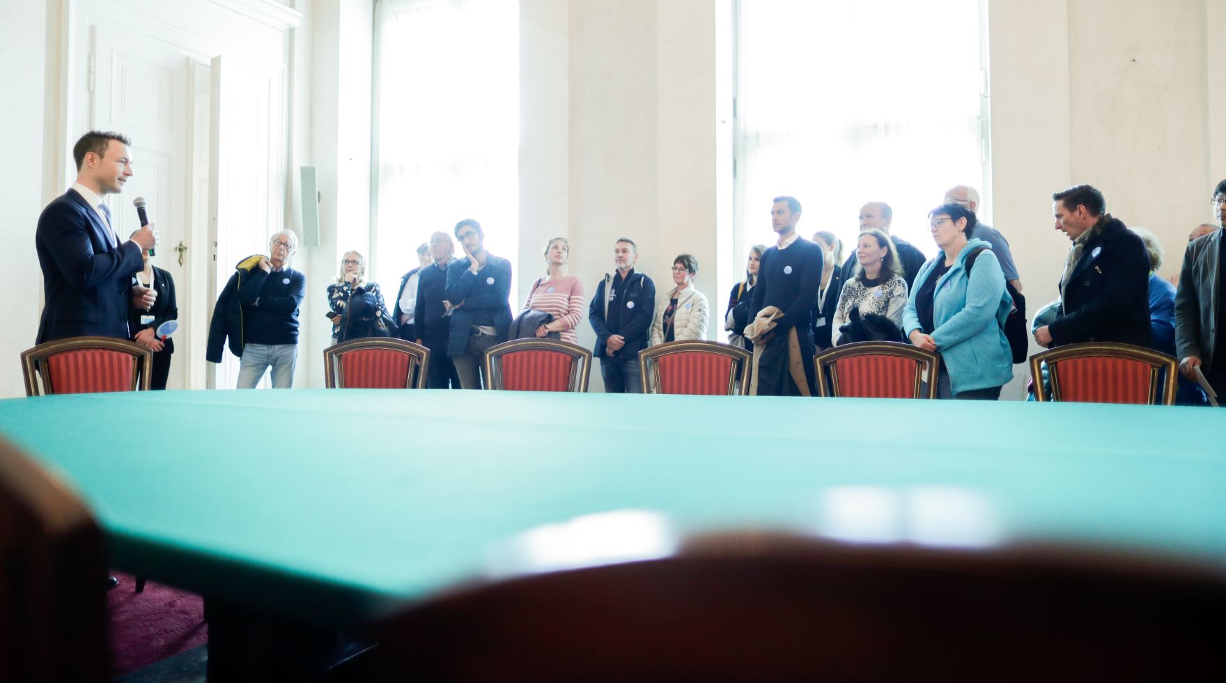 Am 26. Oktober 2018 empfing Bundesminister Gernot Bl&uuml;mel (l.) im Rahmen des Nationalfeiertages Besucherinnen und Besucher im Bundeskanzleramt.