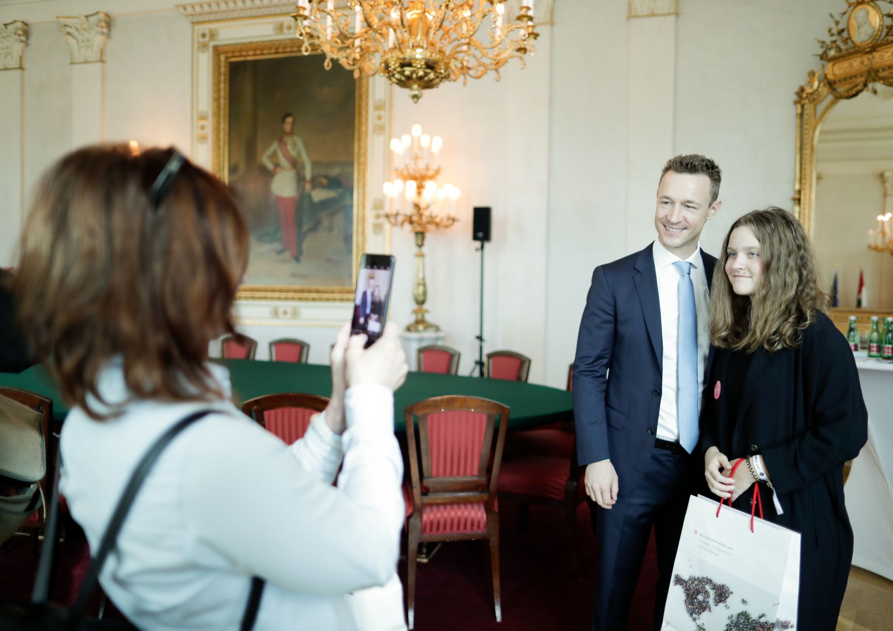Am 26. Oktober 2018 empfing Bundesminister Gernot Bl&uuml;mel (m.) im Rahmen des Nationalfeiertages Besucherinnen und Besucher im Bundeskanzleramt.