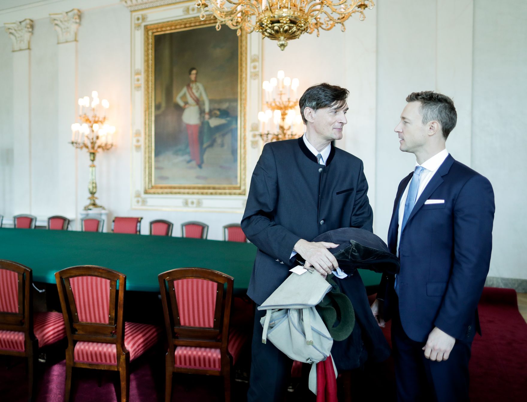Am 26. Oktober 2018 empfing Bundesminister Gernot Bl&uuml;mel (r.) im Rahmen des Nationalfeiertages Besucherinnen und Besucher im Bundeskanzleramt.